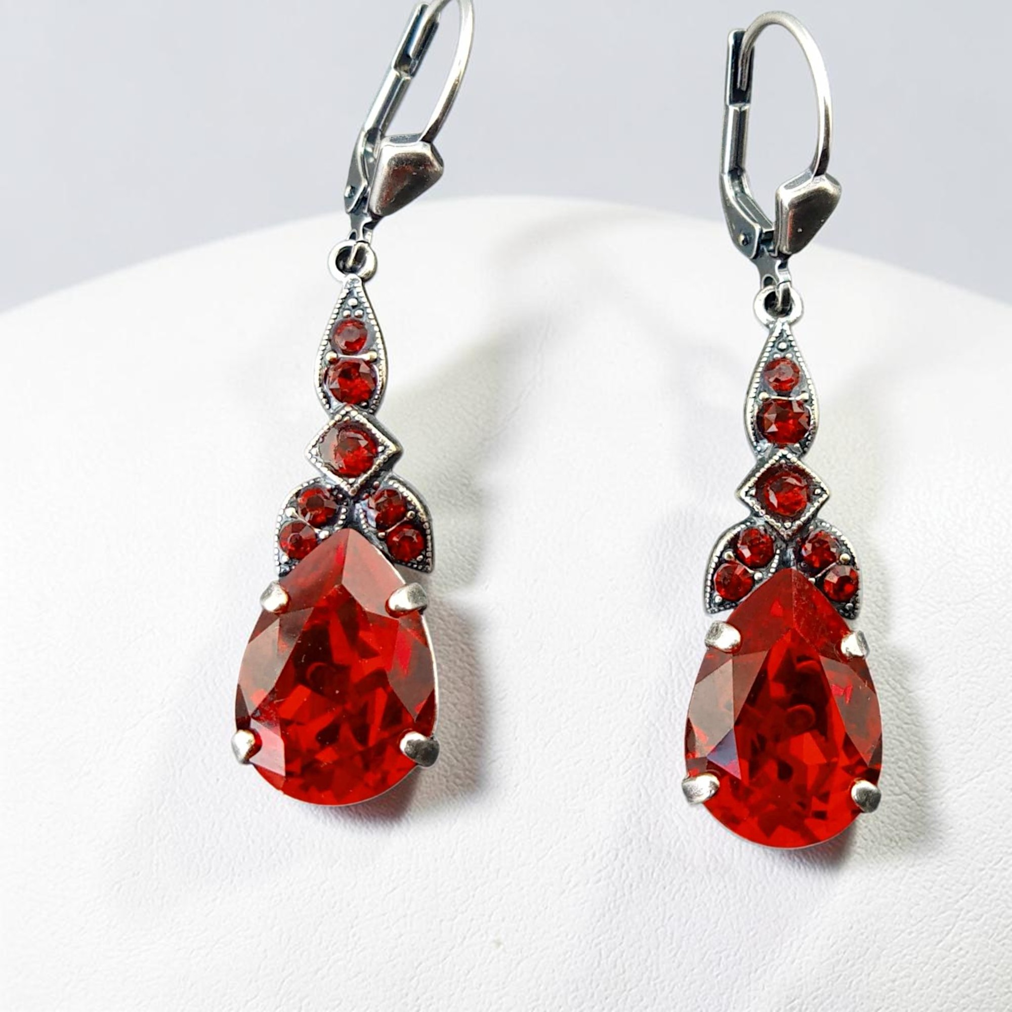 Rote Ohrringe Silber Tropfen Vintage – Glitzertropfen mit Kristallglas, Frontalansicht