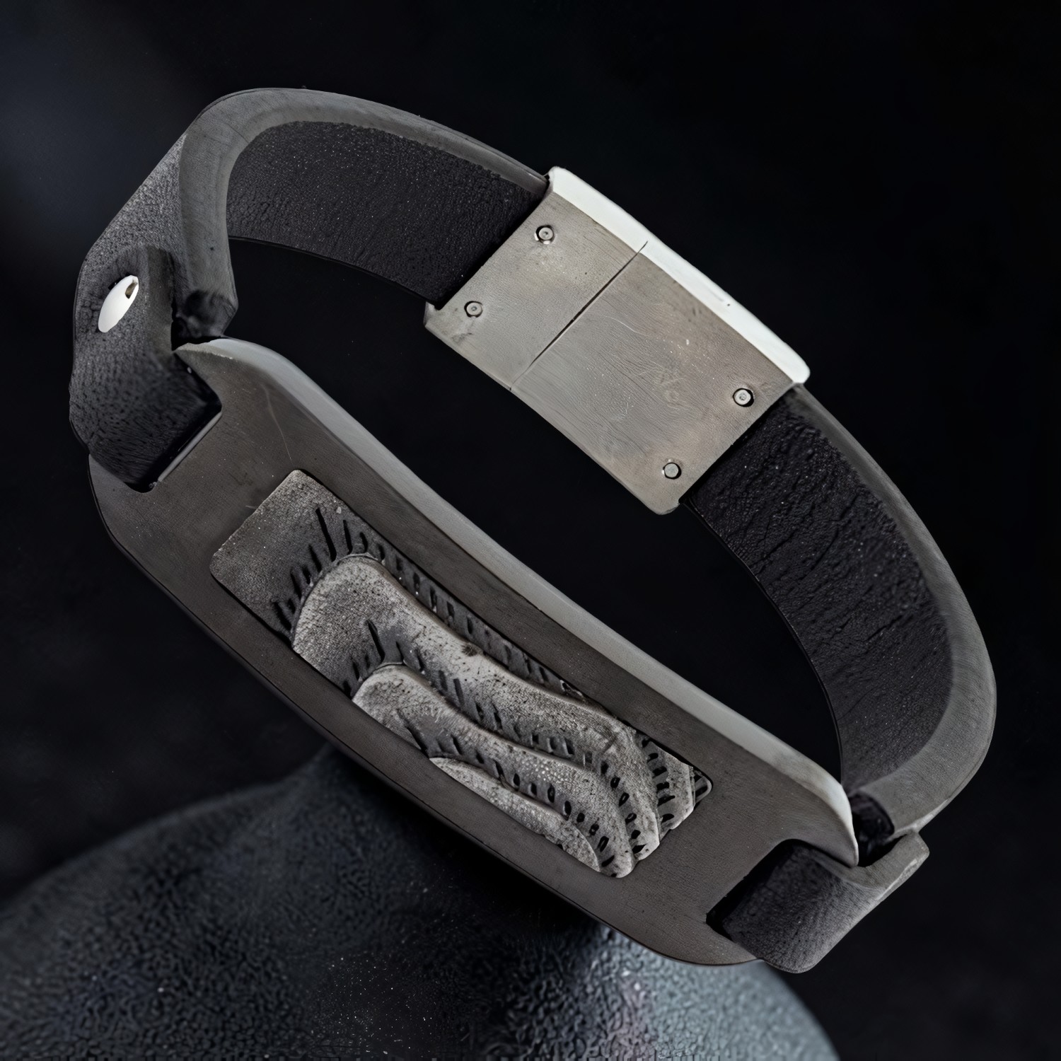 Schwarzes Lederarmband mit gewellter, sandartig strukturierter Einlage
