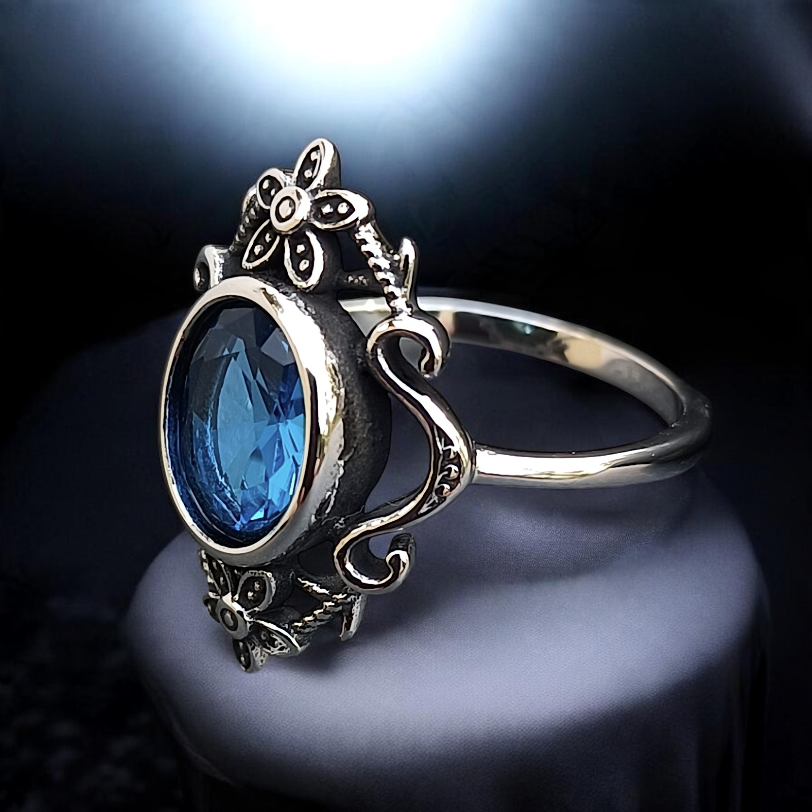Ring mit blauem Zirkonia und zierlicher Ringschiene in der Seitenansicht