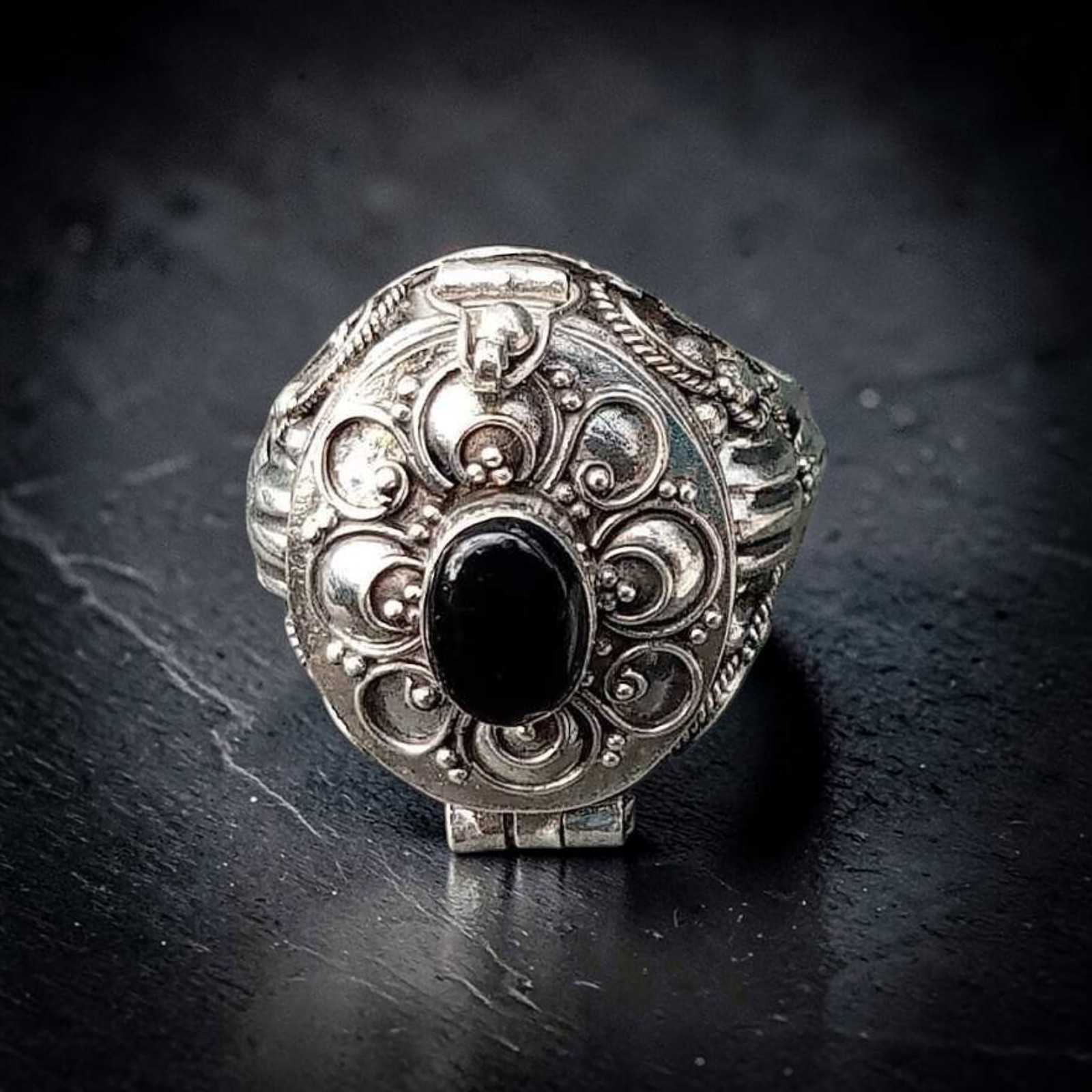 Giftring mit Onyx von vorn oben, Spiralblüte und Kügelchen im Detail