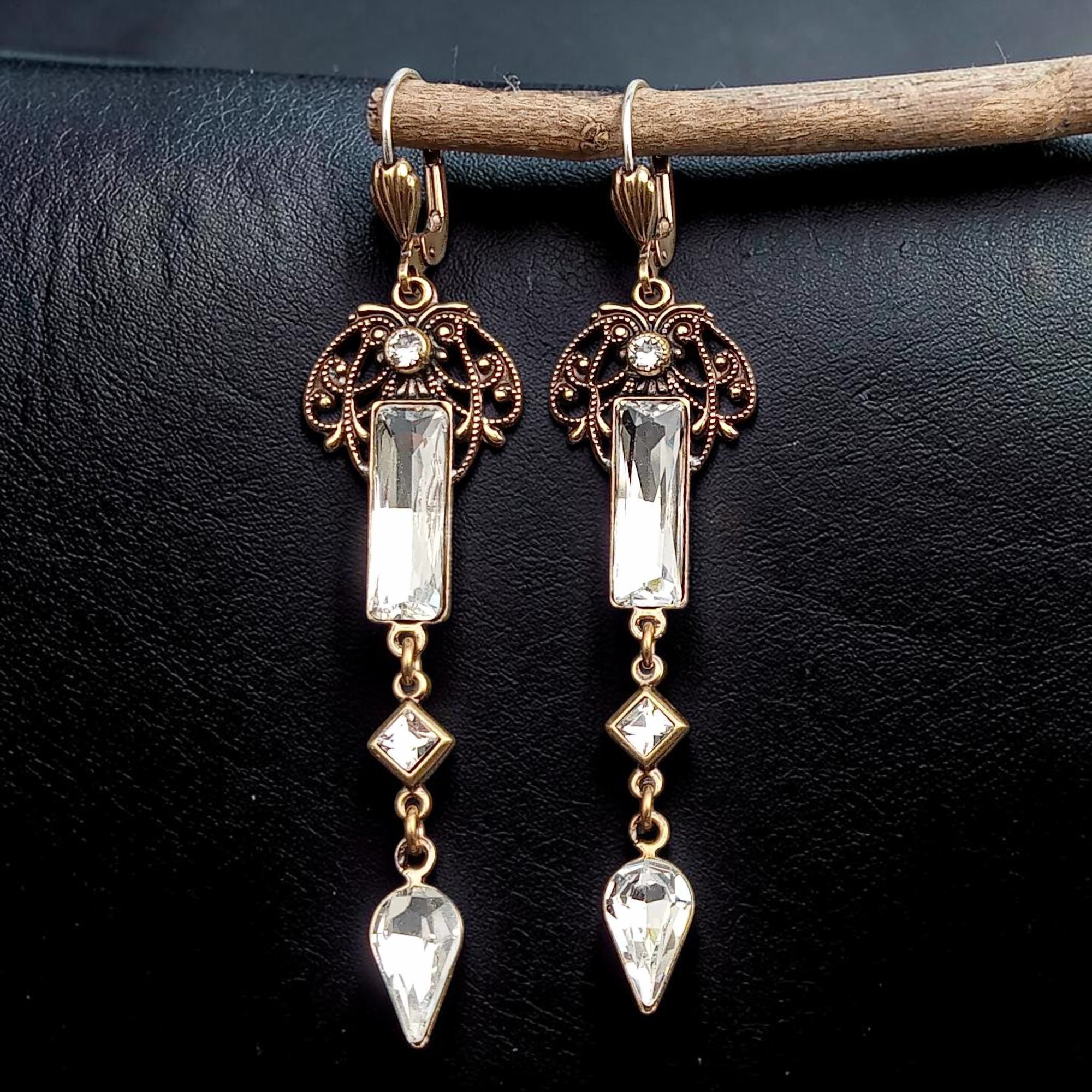 Filigrane Ohrhänger mit facettierten Kristallen und goldfarbener Ornamentik