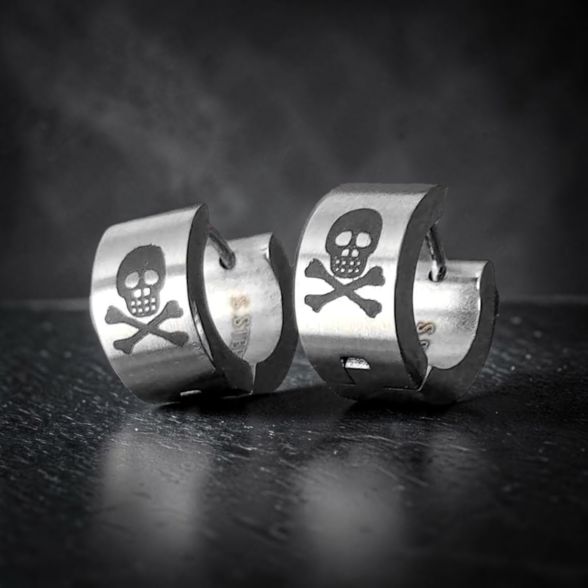 Ohrringe Totenkopf Creolen Skulls aus Edelstahl mit Laserdesign Skull.