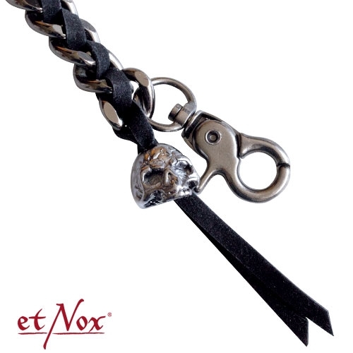 Nahaufnahme von Kettenglied, Lederband, Totenkopf und Karabiner