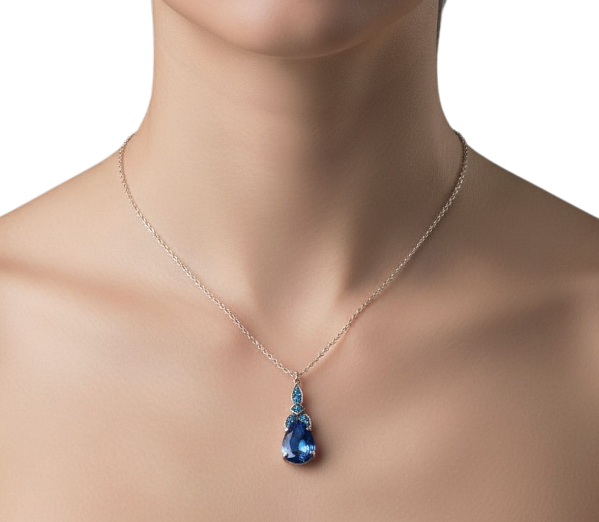 Frau trägt die blaue Krikor Halskette Glitzertropfen Royal Blue DeLight am Dekolleté
