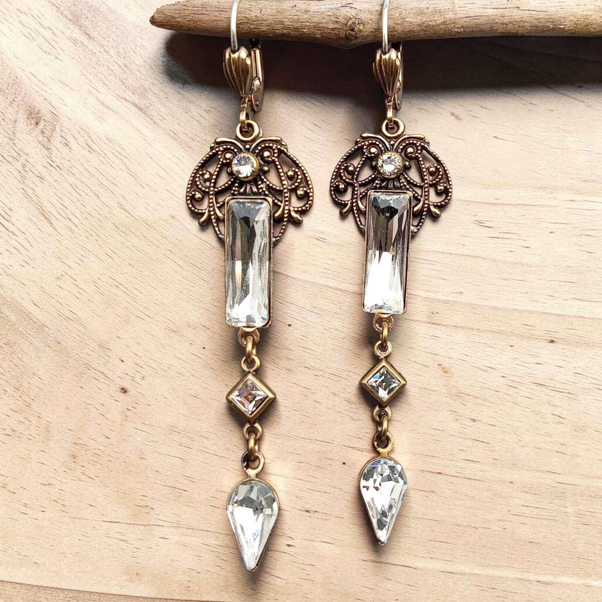 Elegante Kristall Ohrhänger mit rechteckigem und tropfenförmigem Stein in Goldoptik