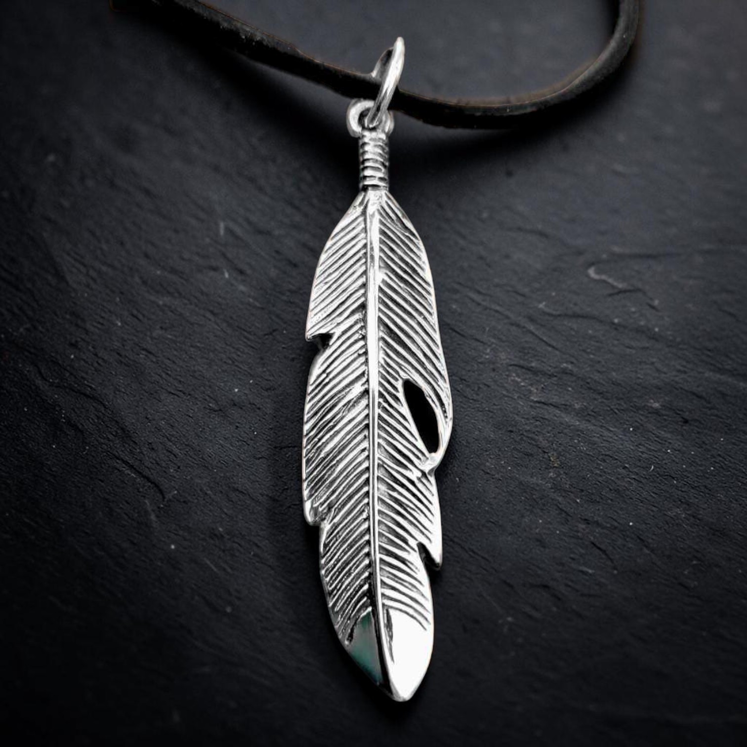 Anhänger Feder aus 925 Sterling Silber am schwarzen Lederband
