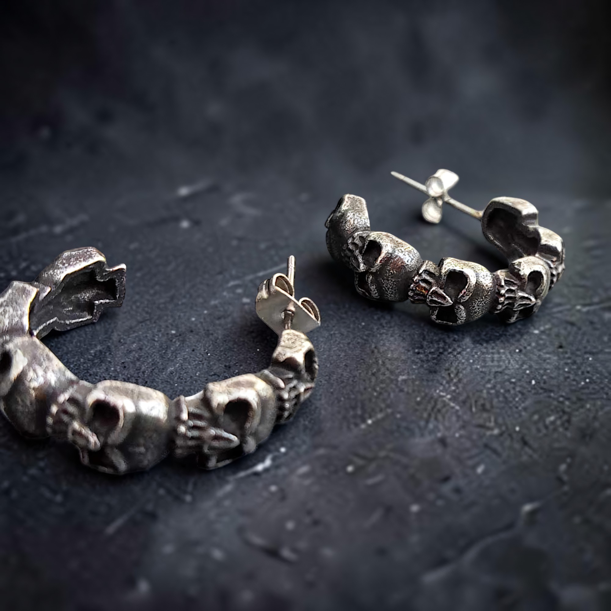 Totenkopf Creolen Skulls Edelstahl Ohrringe dunkel-matt