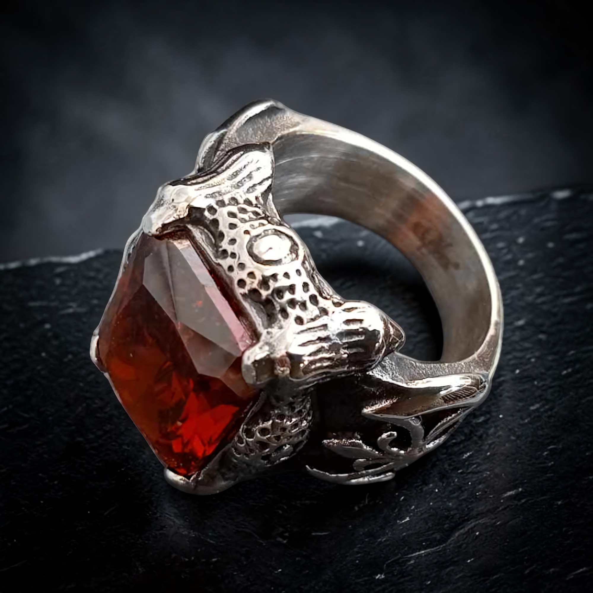 Royal Gothic Claw aus Edelstahl von hinten schräg, breiter Schaft und roter Stein