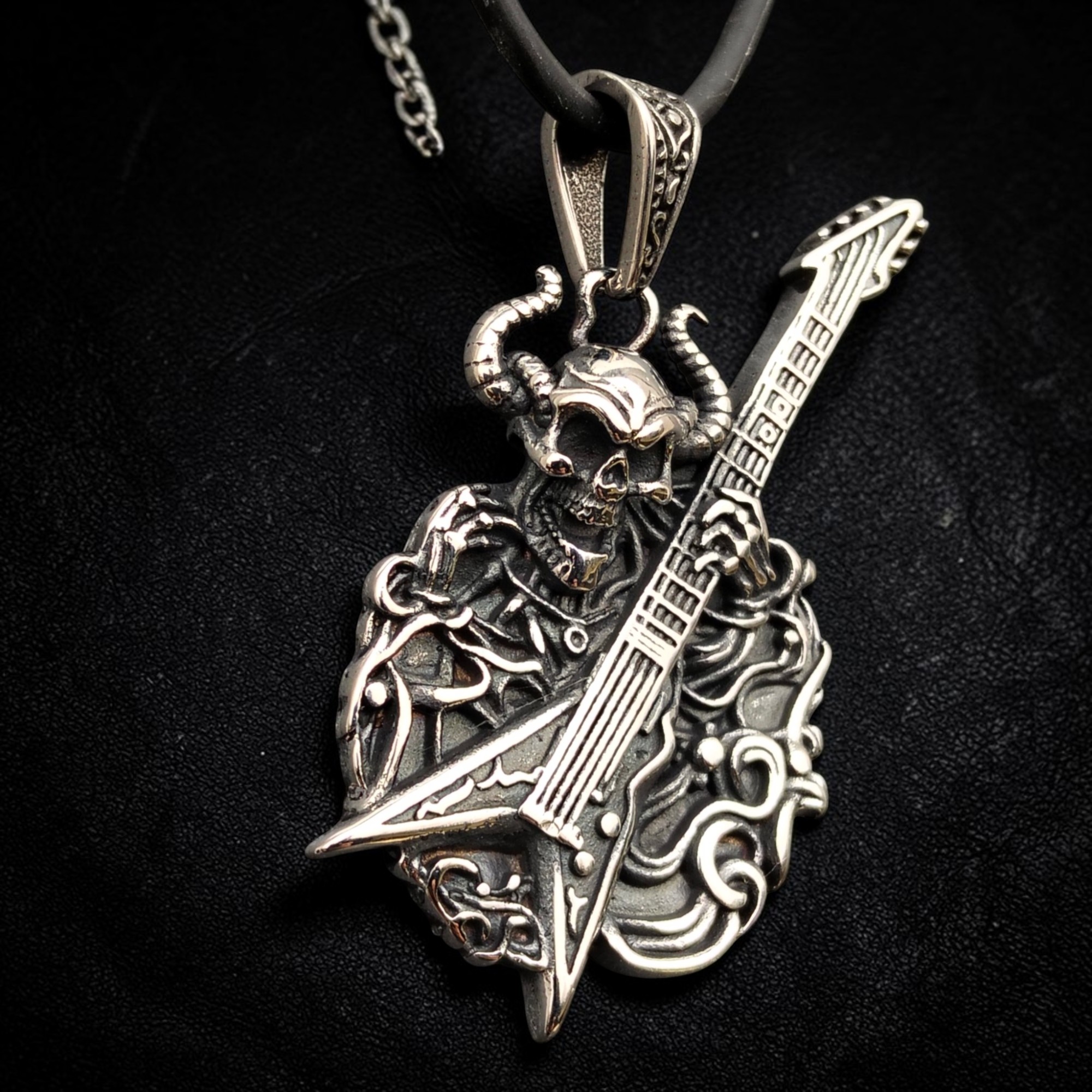Anhänger Skull Guitar - Edelstahl, silberfarben, 4,9 cm