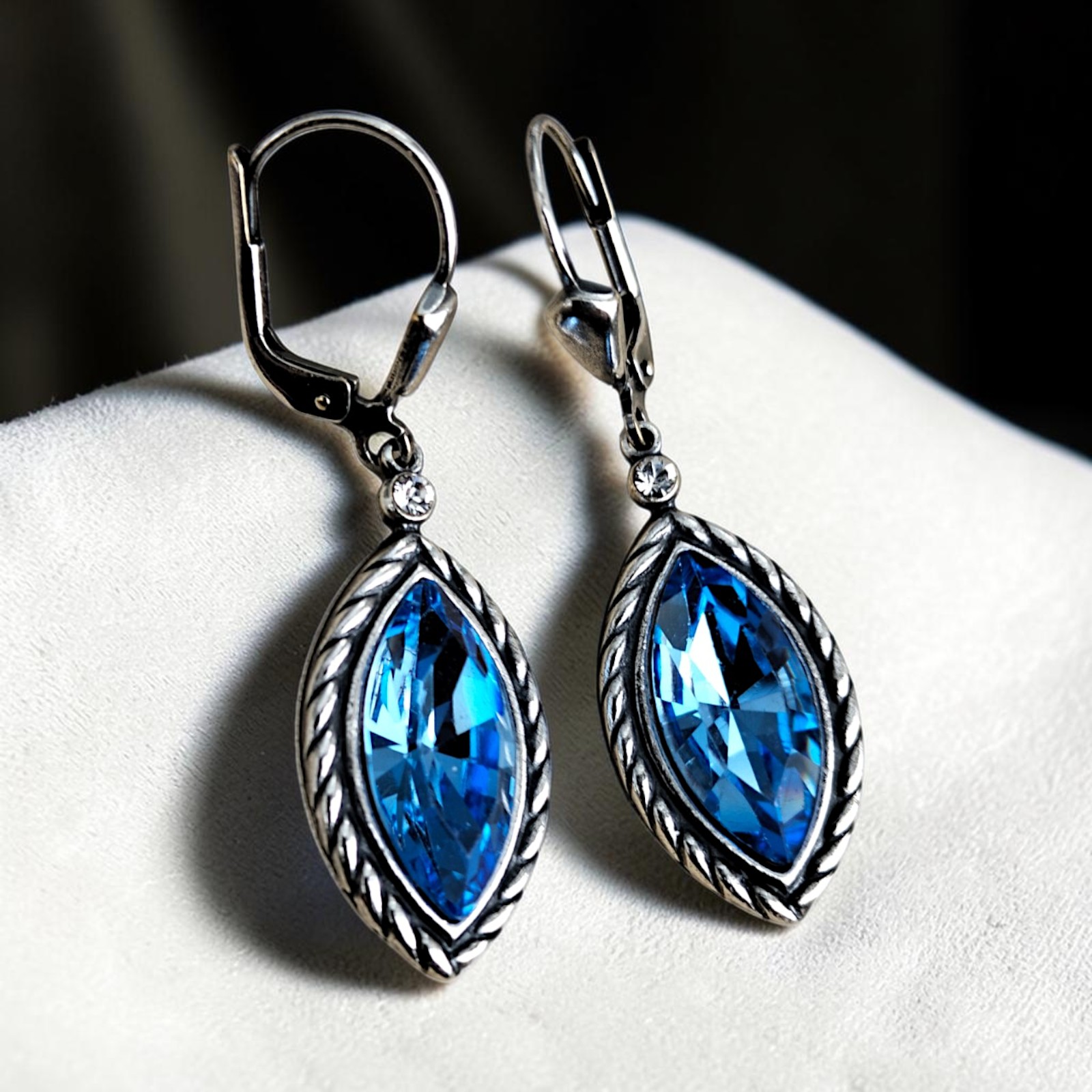Navette-Stein in Sapphire Blue in fein gedrehtem Rahmen