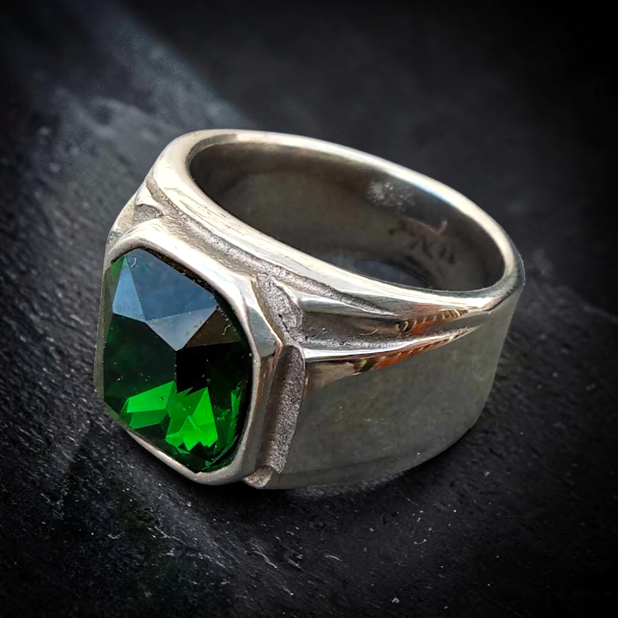 Ring Simply Green seitlich, breiter glatter Schaft