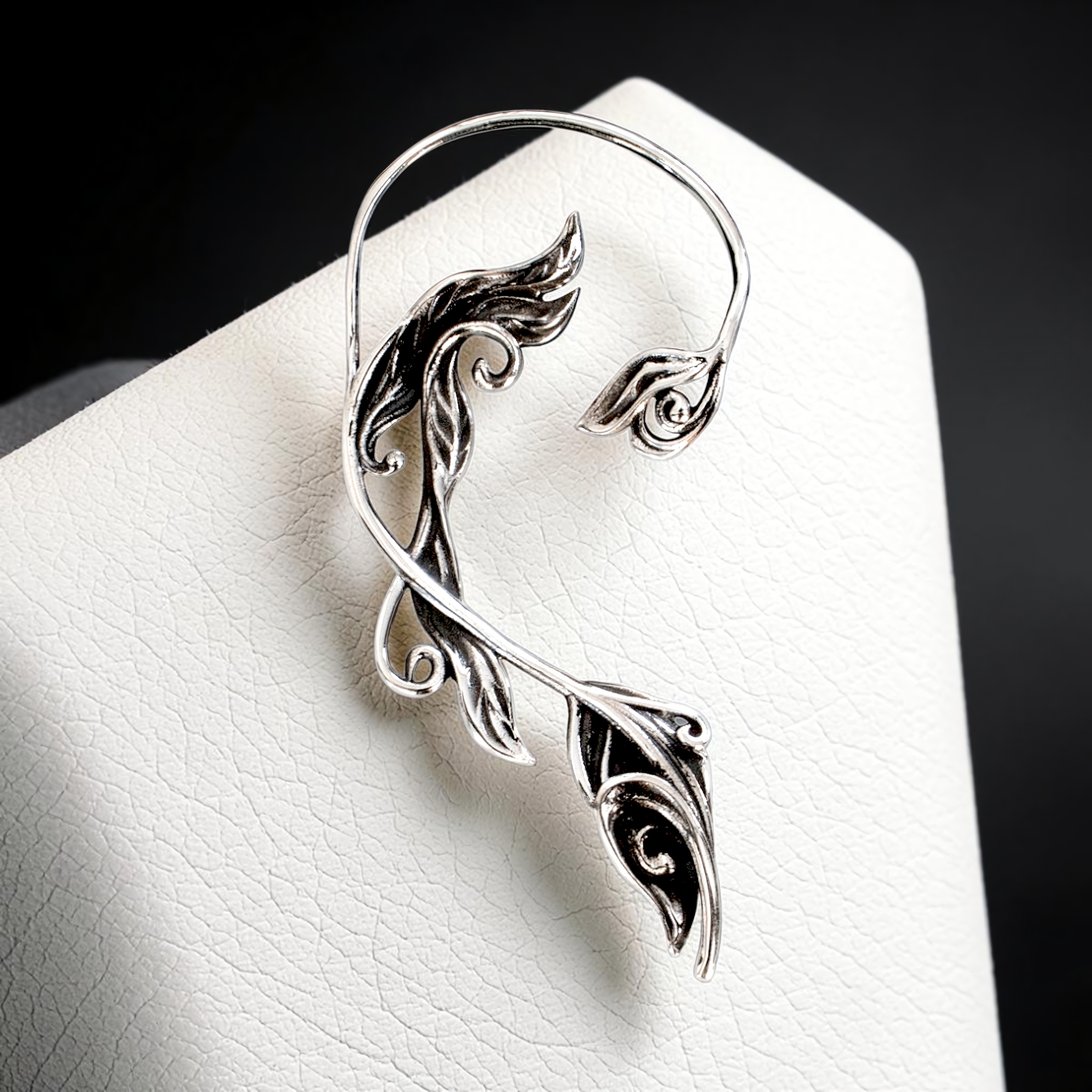 Ohrschmuck Elfish für das rechte Ohr, geschwungenes Silberband mit Blatt- und Rankenwerk