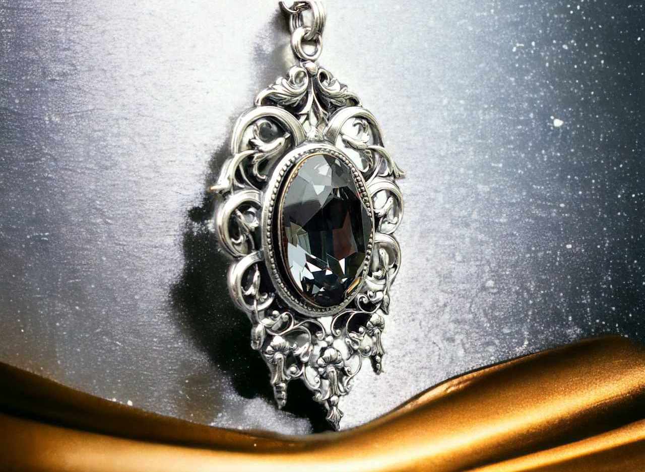Vintage-Anhänger silber mit grauem Stein und Behang aus Zapfen