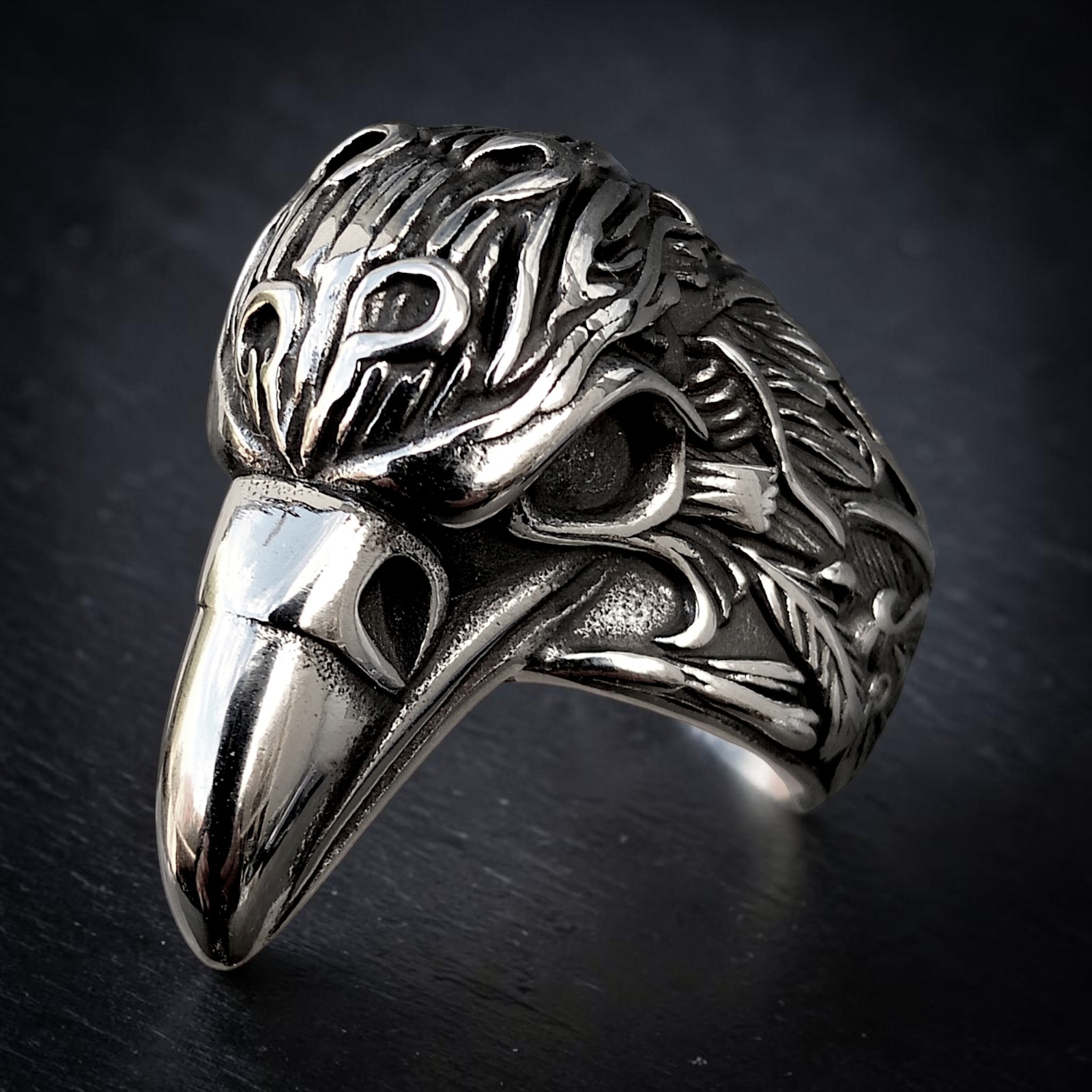 Ring Rabe aus Edelstahl mit markantem Schnabel, Frontalansicht