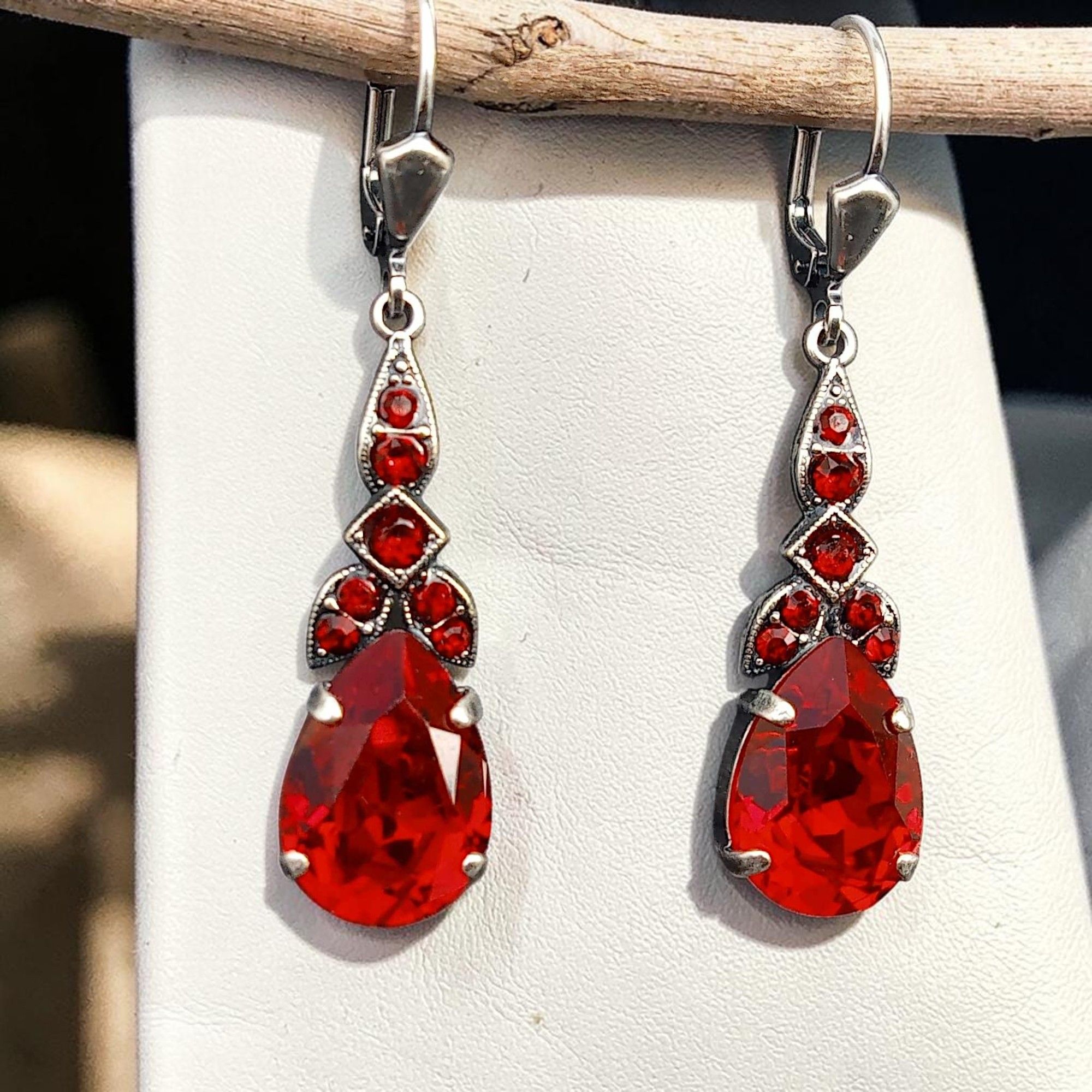 Rote Ohrringe Silber Tropfen Vintage – Glitzertropfen mit Kristallglas, Frontalansicht