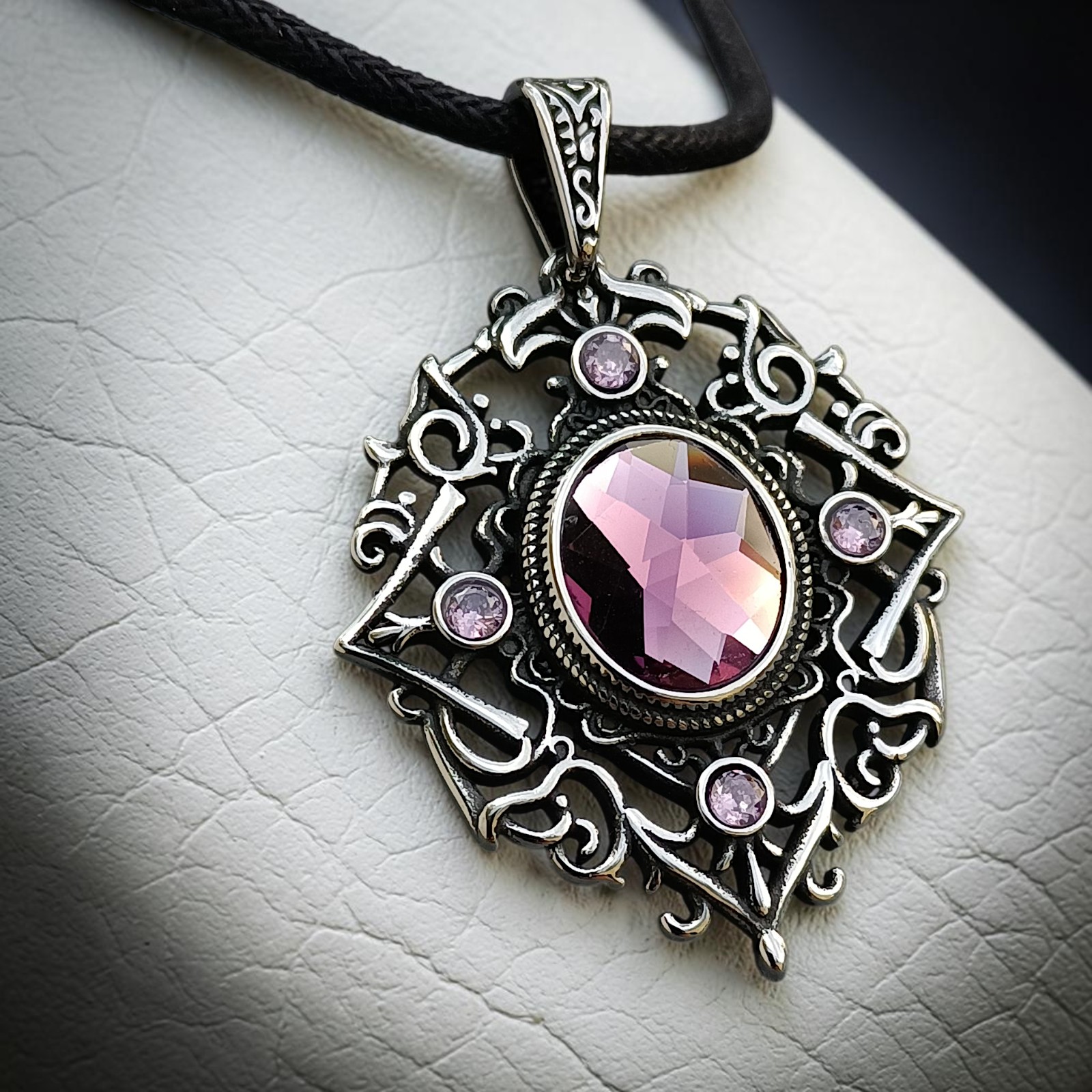 Ornamentanhänger Ranya mit lila Zirkonia auf hellem Stein