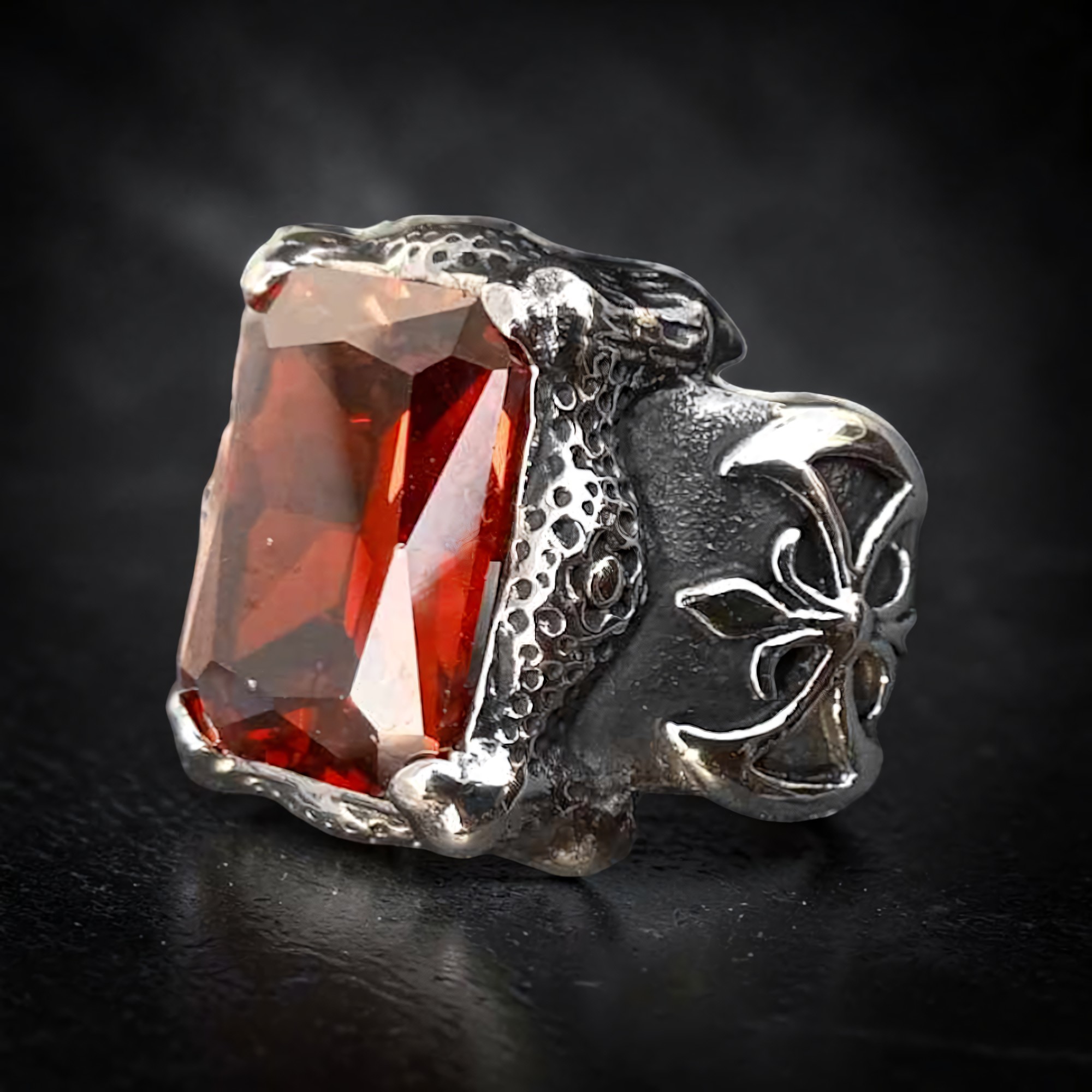 Gothic-Ring mit rotem Stein schräg, Krallen und Lilienornament