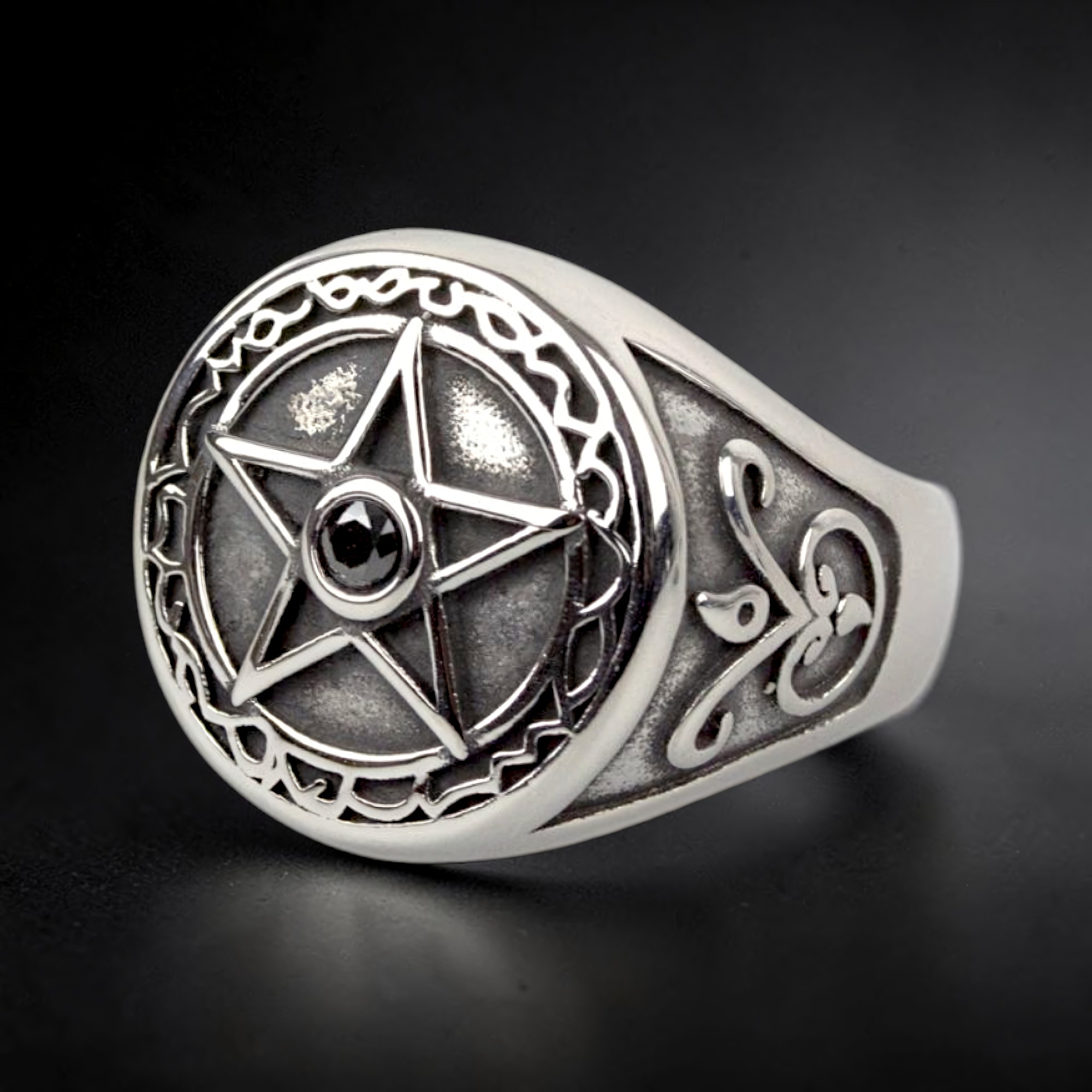 Siegelring mit Pentagramm aus Edelstahl, silberfarben, mit schwarzem Zirkonia in der Mitte