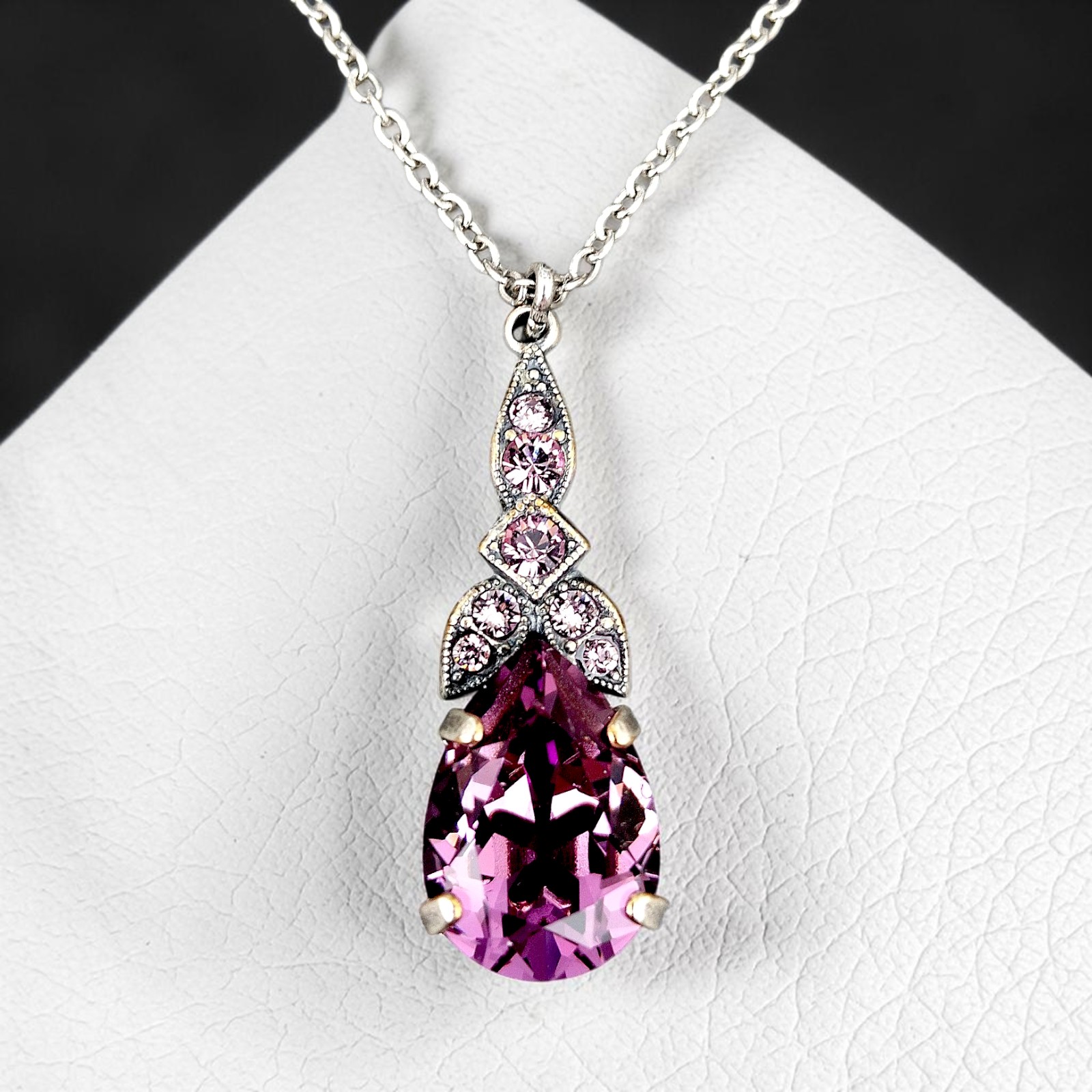 Versilberte Halskette Glitzertropfen mit großem Kristalltropfen in Iris