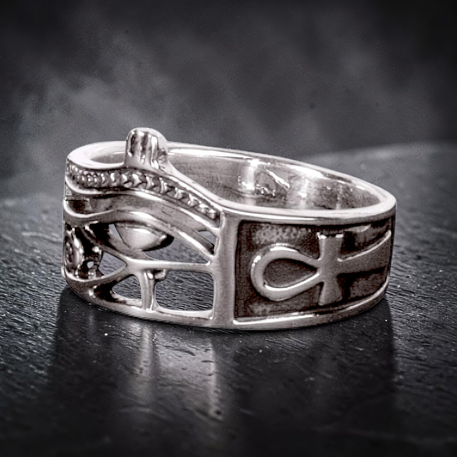Silberring mit durchbrochenem Auge des Horus und Ankh auf der Ringschiene