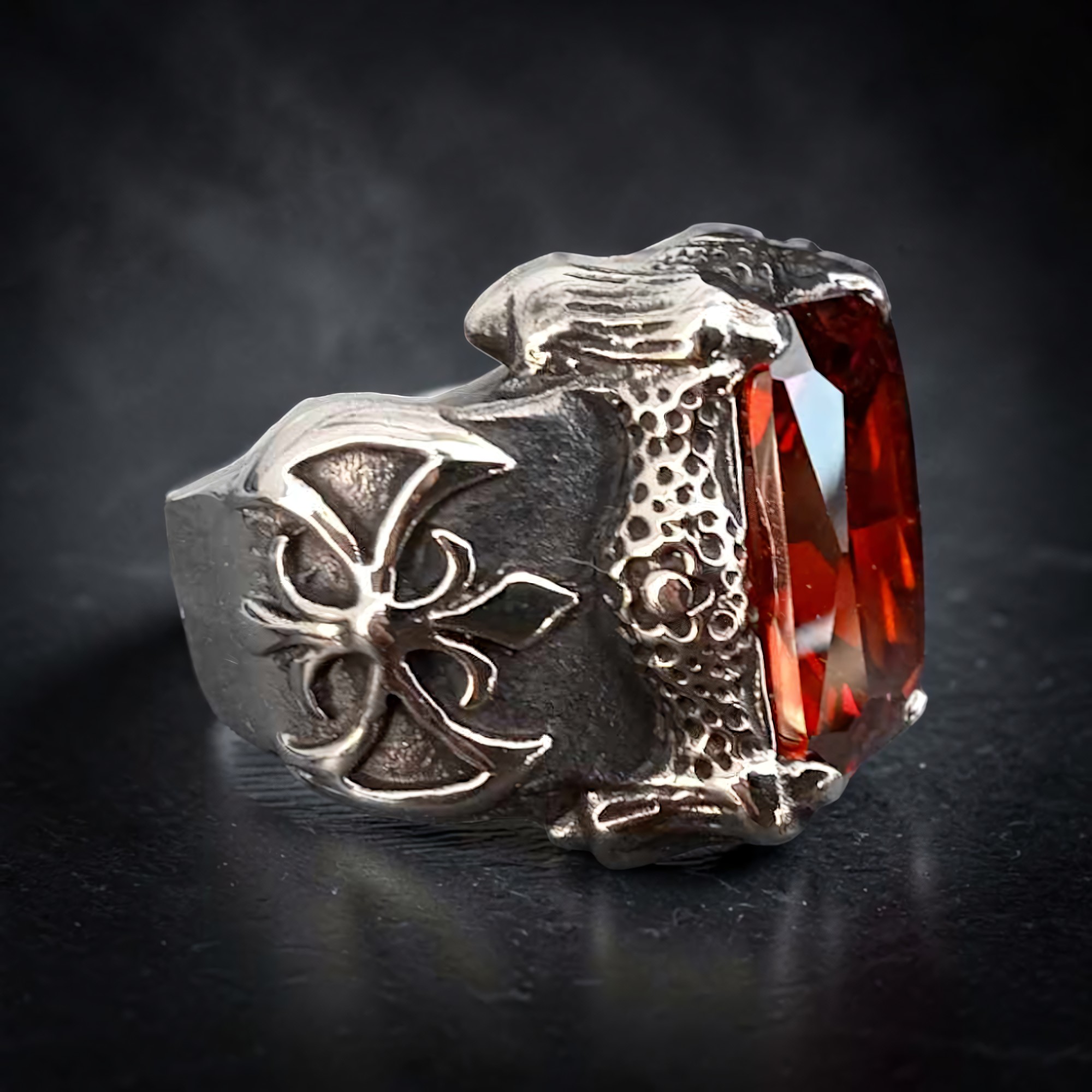 Ring Royal Gothic Claw silber mit rotem Stein, Axt, Krallen und Fleur de Lis Lilien