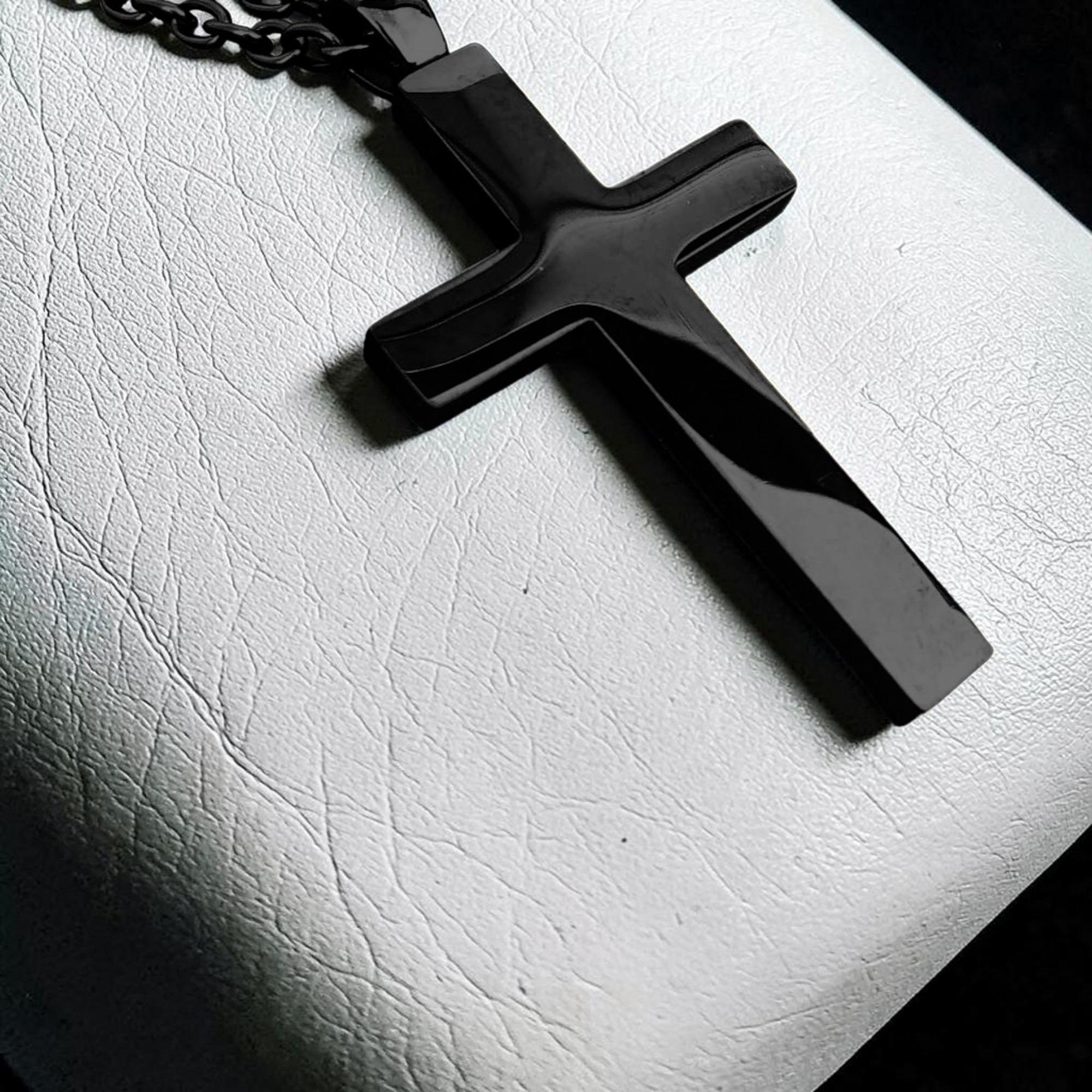 Schwarzer Kreuz-Anhänger aus Edelstahl mit schwarzer Kette, Gothic Schmuck von etNox