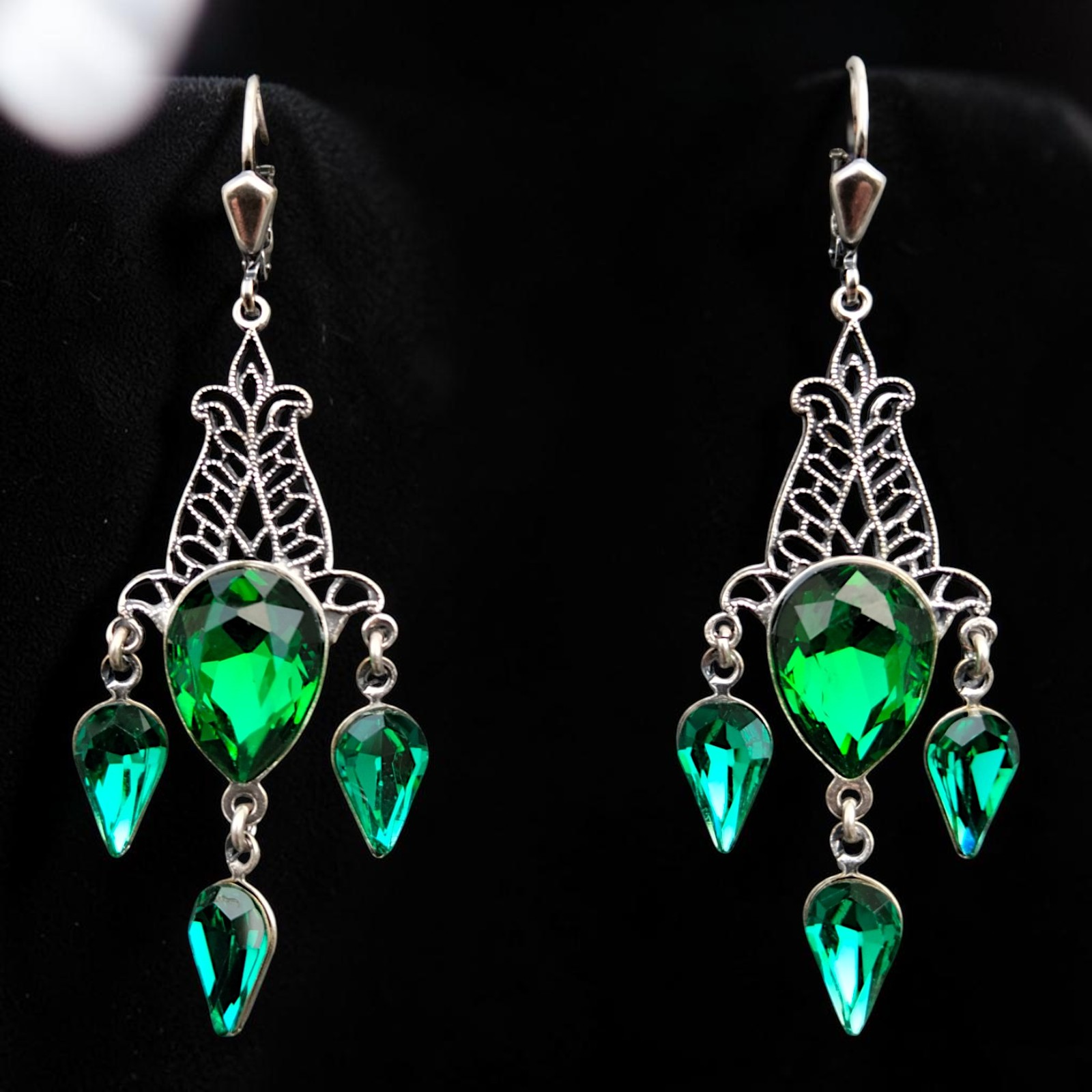 Victorian Chandelier in Emerald vor schwarzem Samt – filigranes Oberteil und vier grüne Tropfen