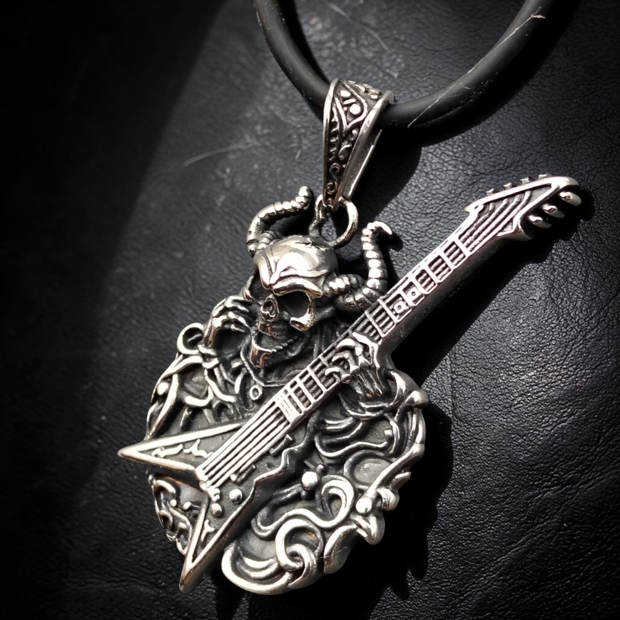 Anhänger Skull Guitar - Edelstahl, silberfarben, 4,9 cm