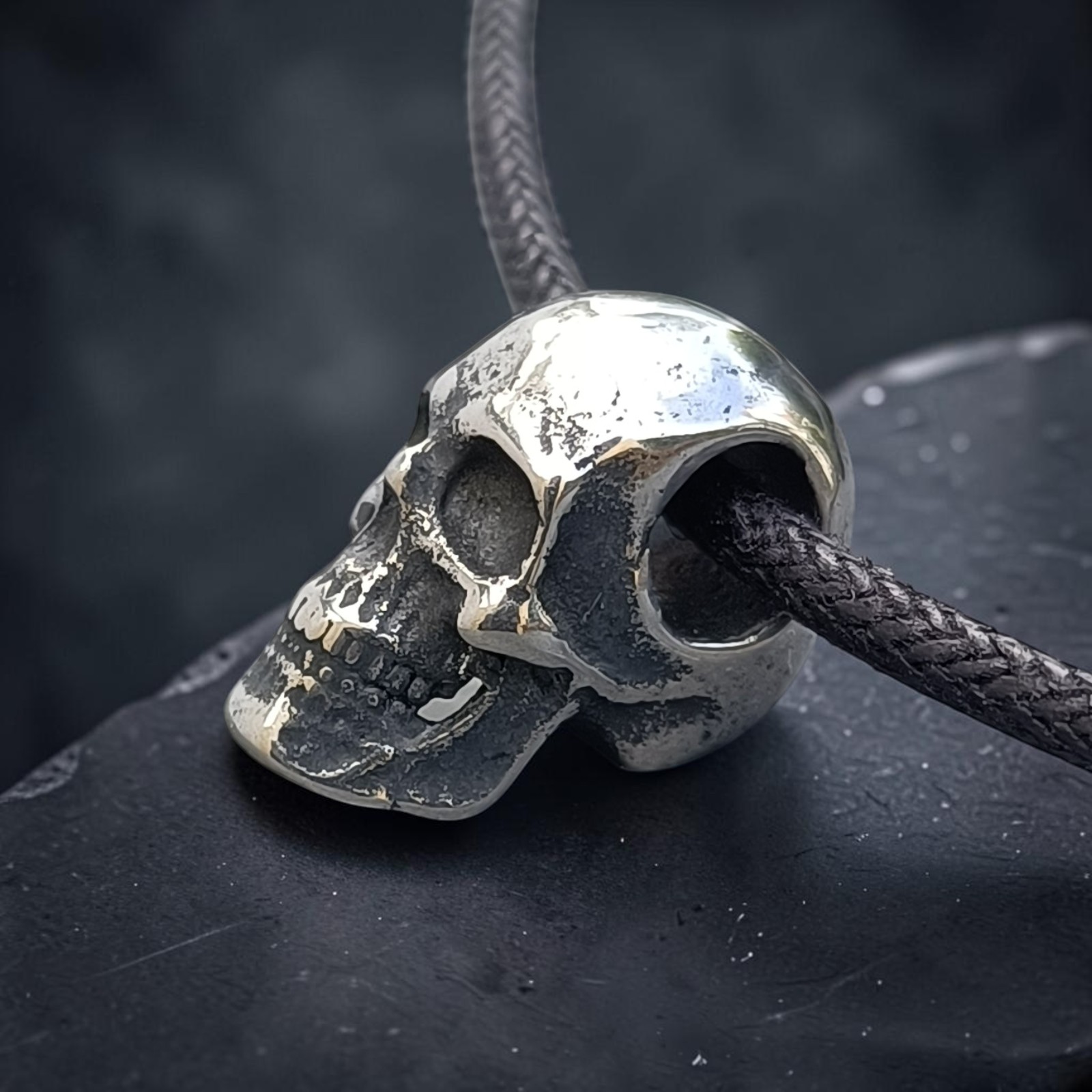 Totenkopf aus Edelstahl im Profil mit durchgezogenem Band