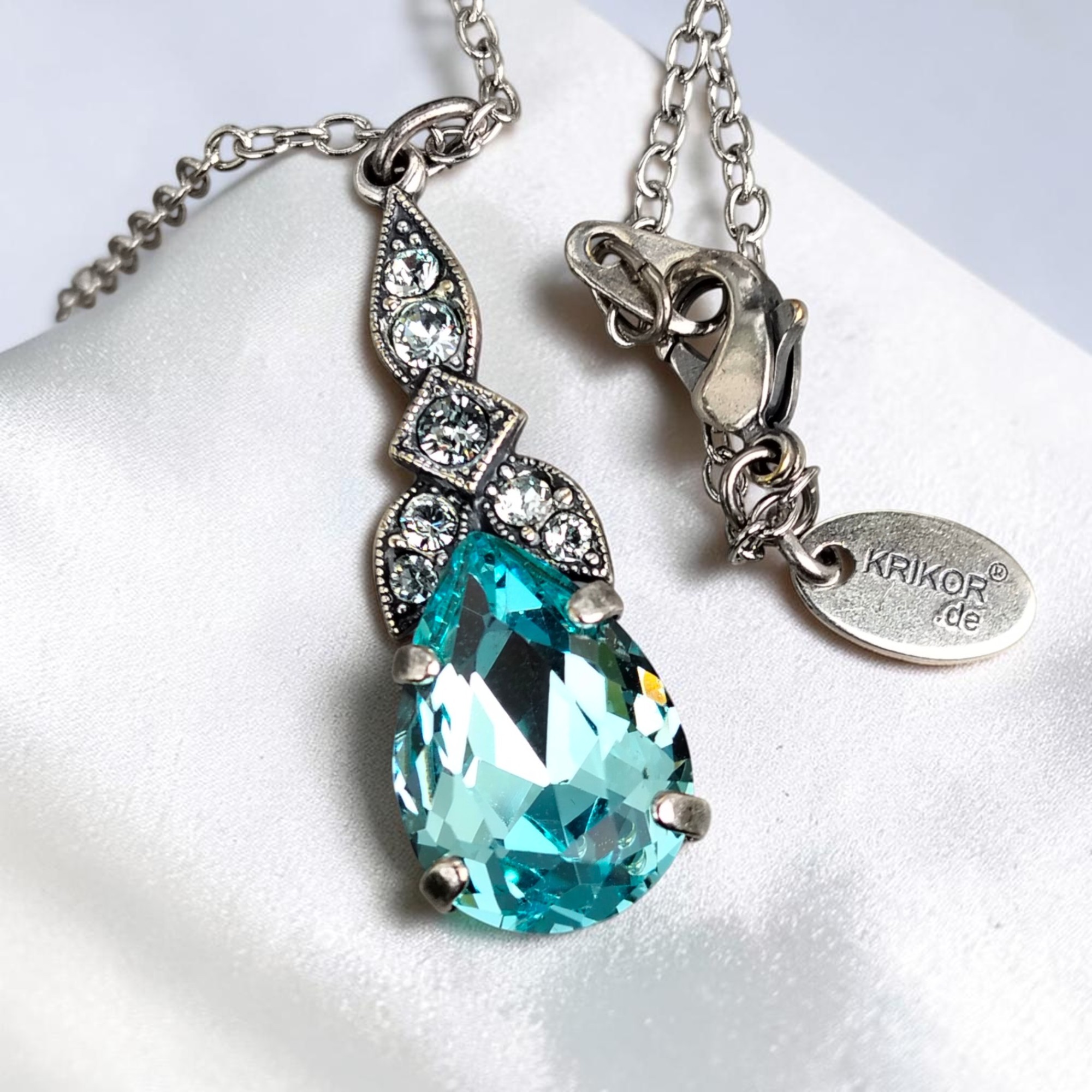 Versilberte Halskette mit großem Kristalltropfen in Aquamarine