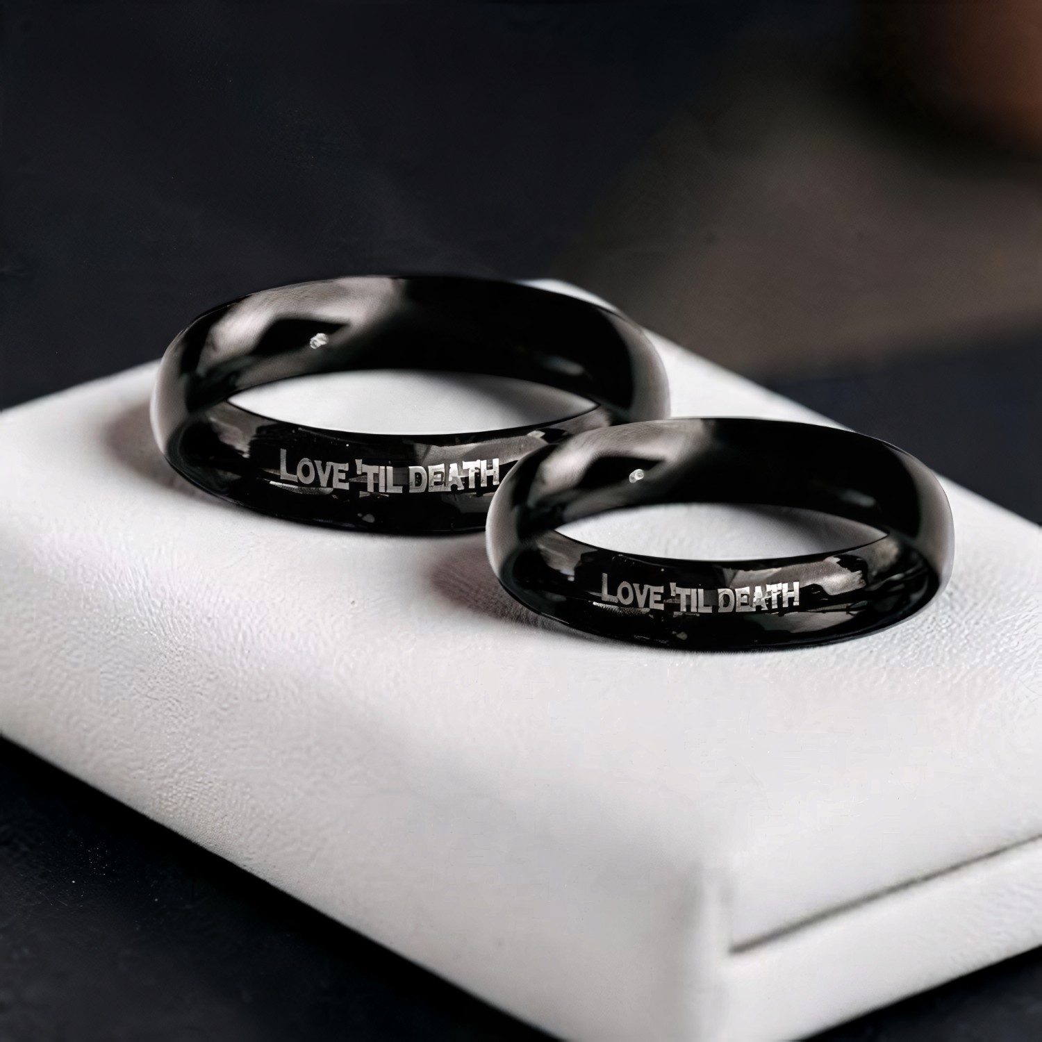 Zwei schwarze Edelstahlringe mit umlaufender Gravur LOVE TIL DEATH