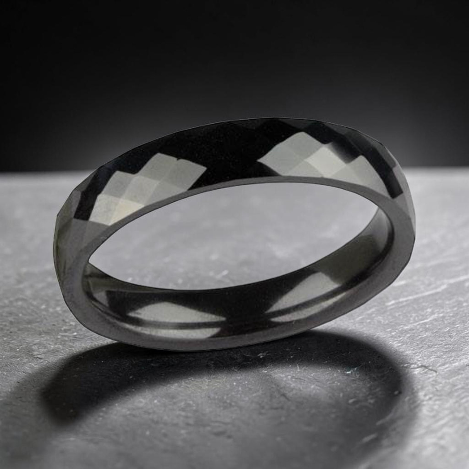 Schwarzer Ring aus Keramik Keramikring facettiert schwarz Breite 4mm