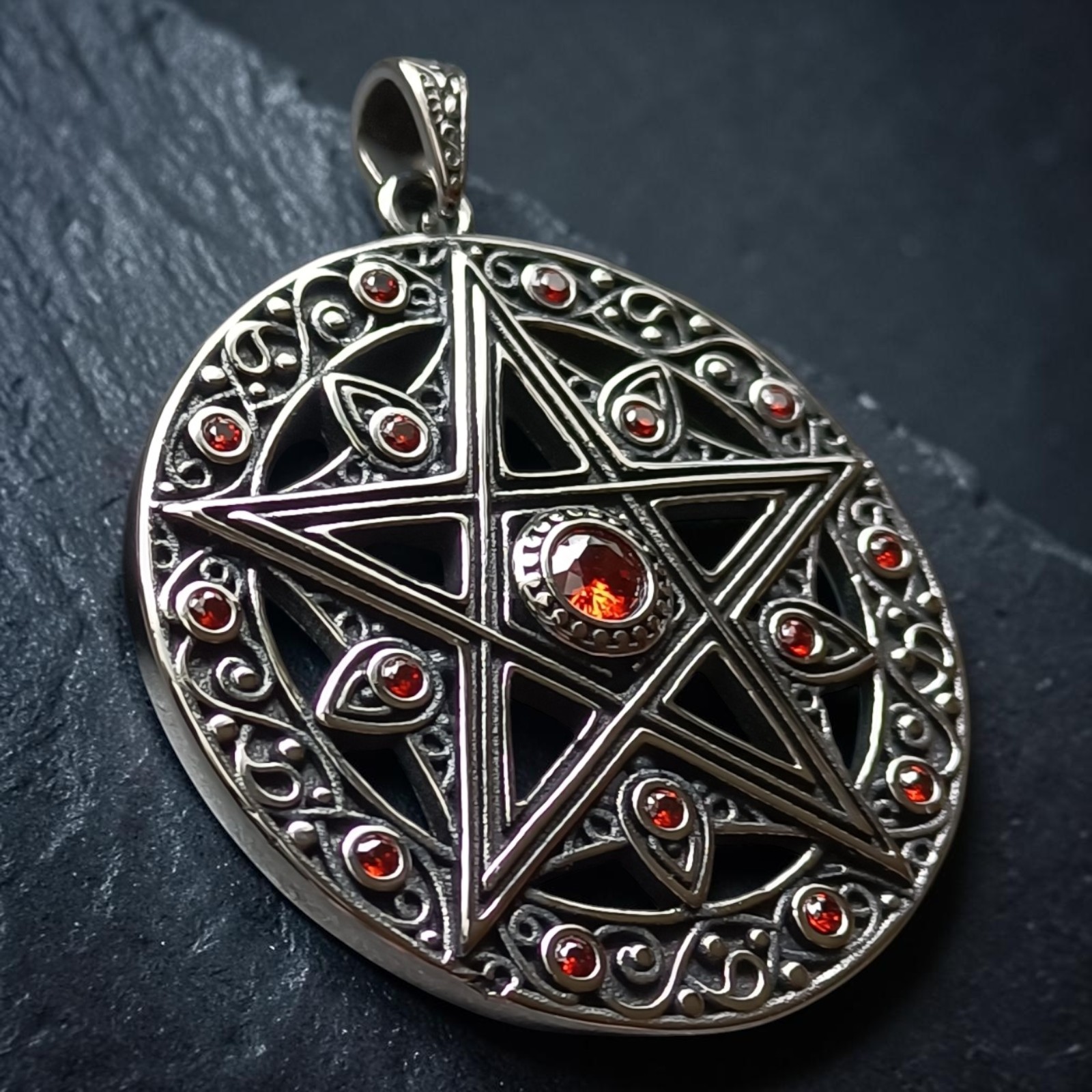 Pentagramm-Anhänger Deluxe Pentacle aus Edelstahl mit roten Zirkonia auf Schiefer