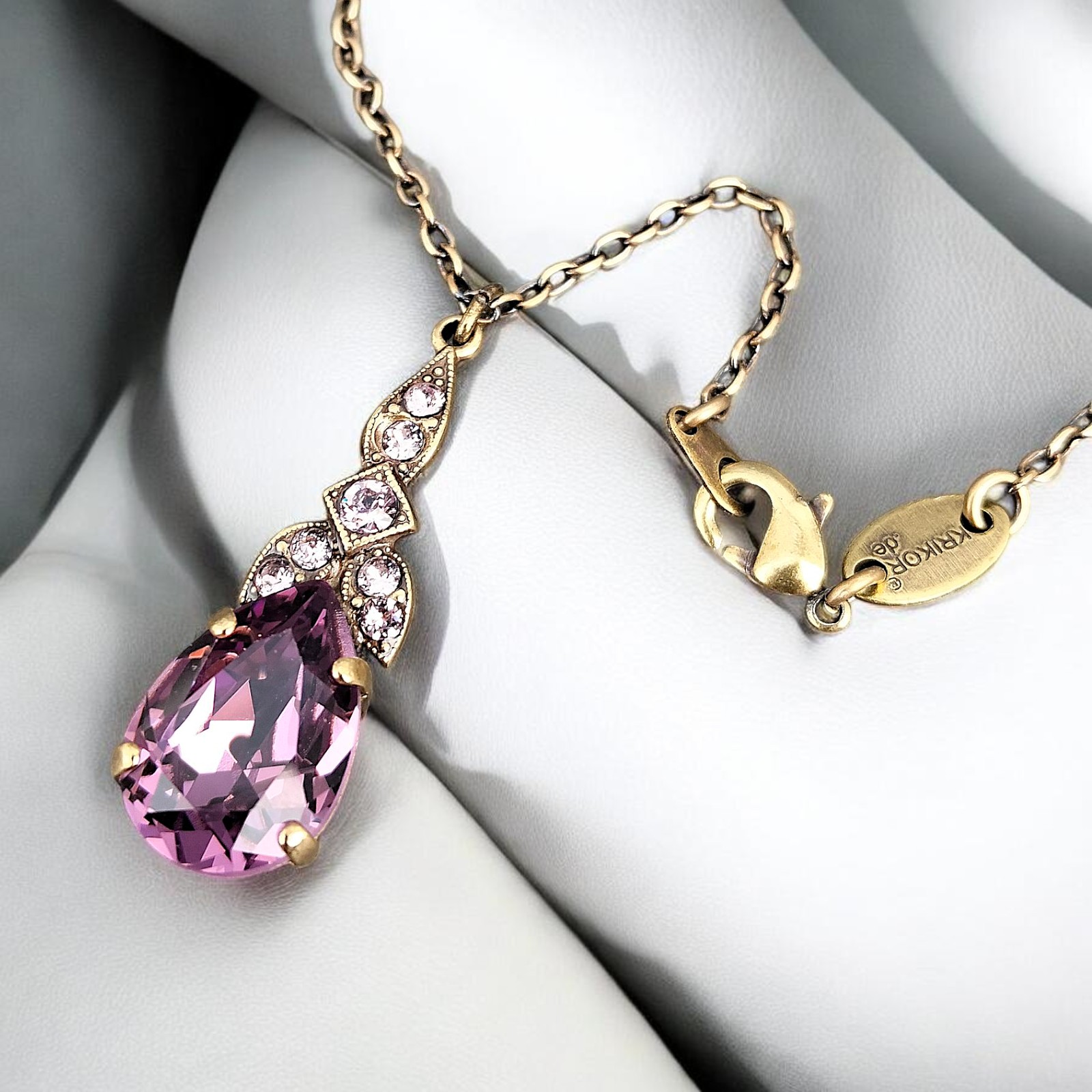 Glitzertropfen in Iris goldfarben im Licht