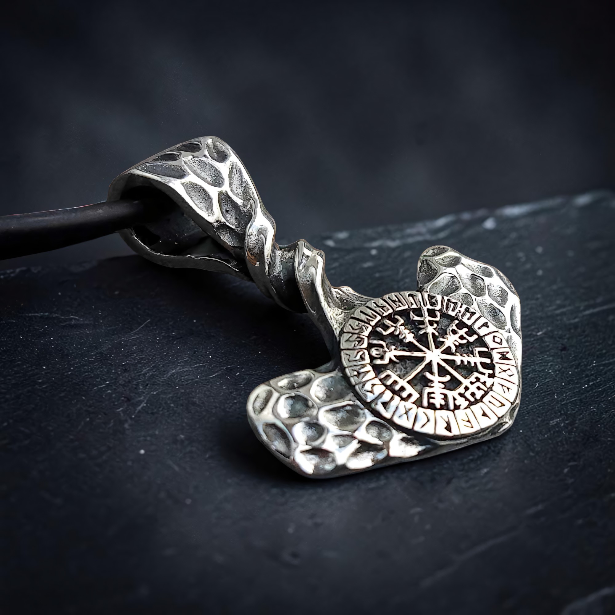 Massiver Mjölnir Anhänger aus Edelstahl mit Runen und Wikinger-Kompass