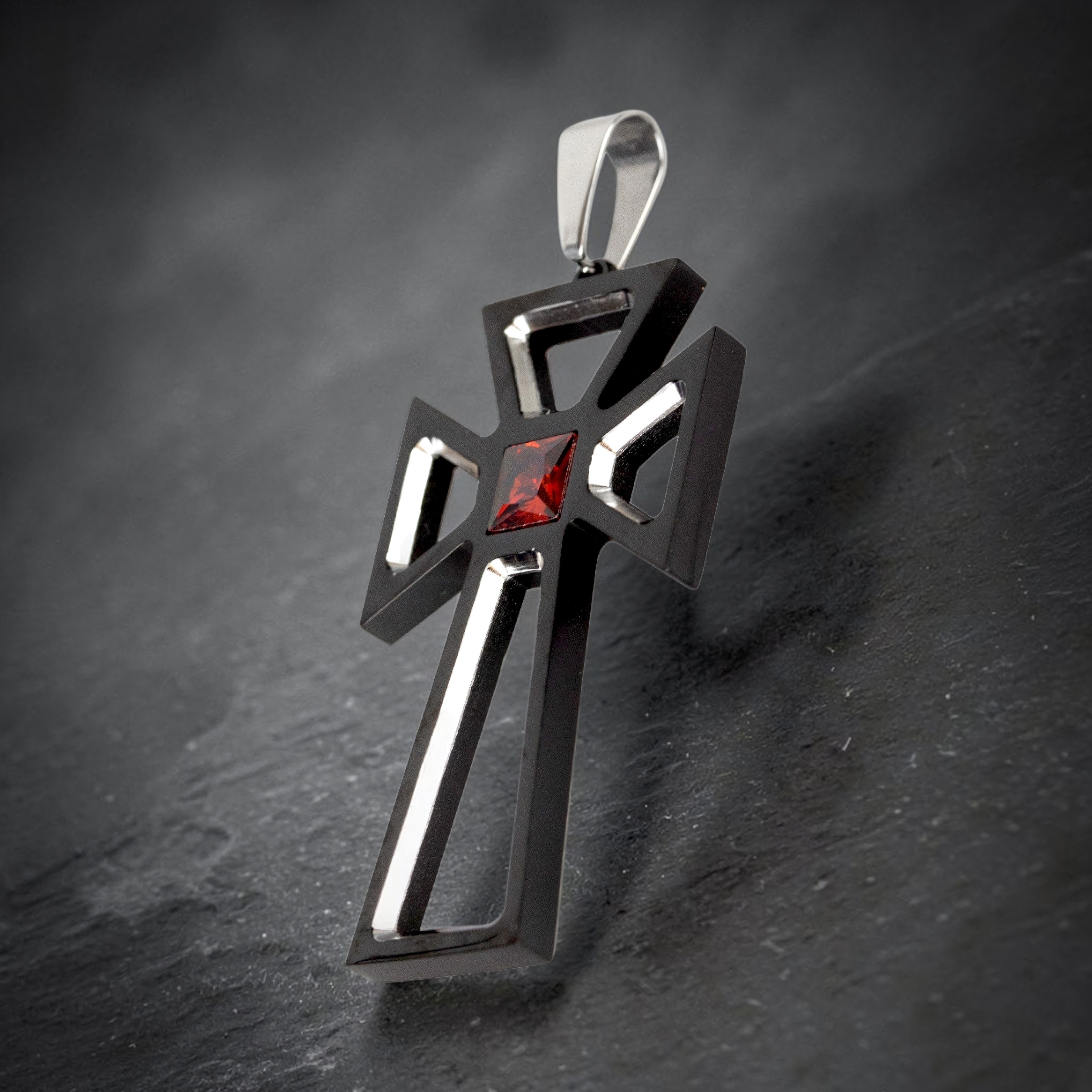 Schwarzes Kreuz aus Edelstahl schräg von der Seite fotografiert