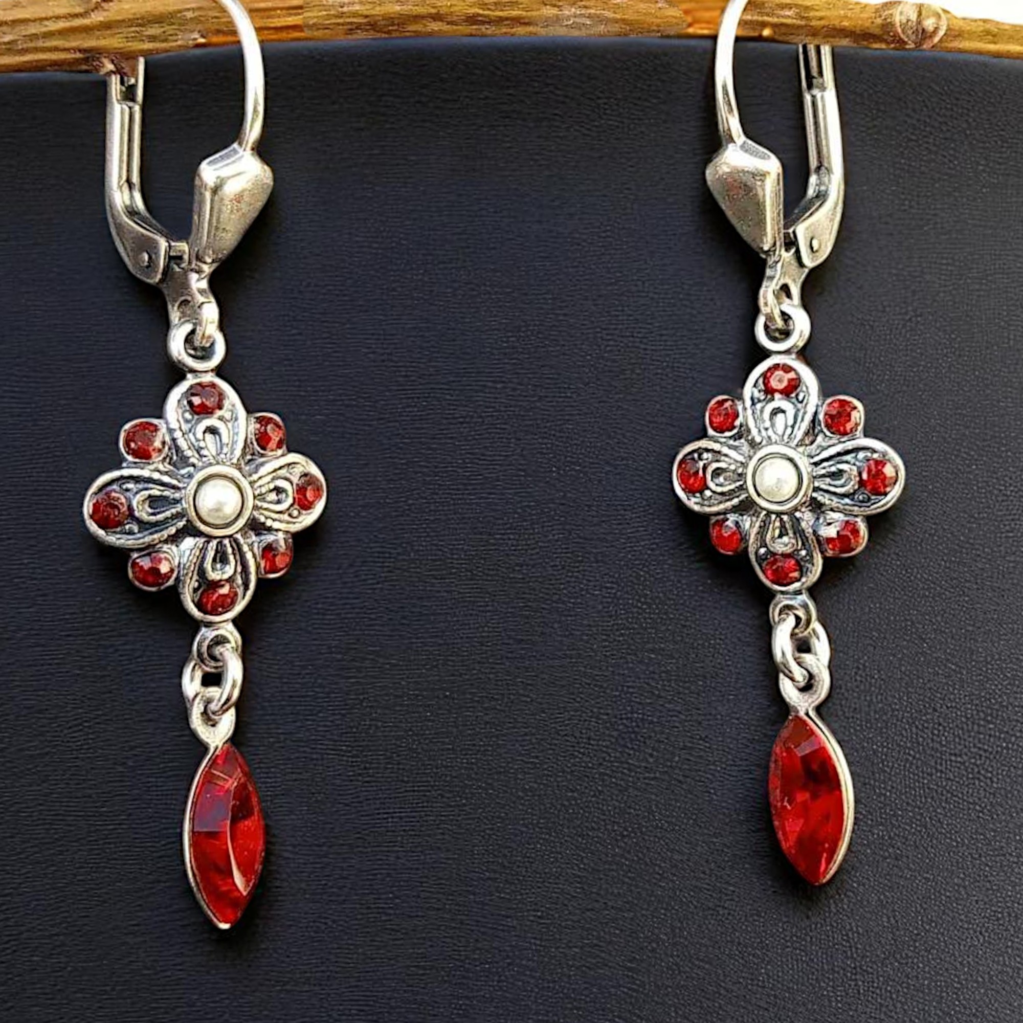 Silberne Vintage-Ohrringe mit Blütenmotiv und roten Steinen