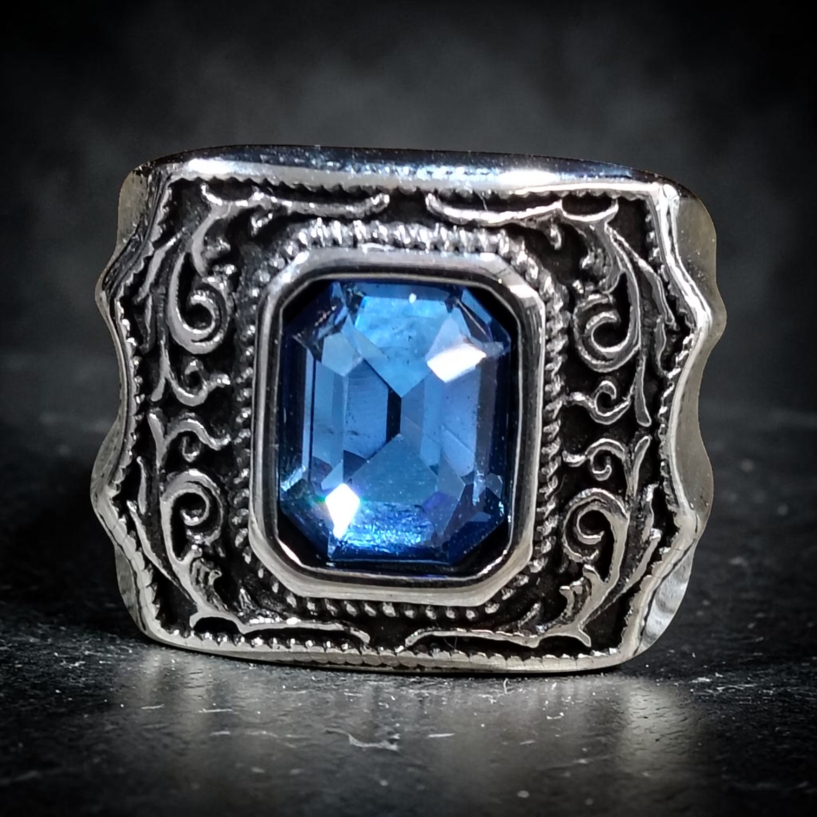 Ring Victorian Blue aus Edelstahl, silberfarben mit blauem Zirkonia, Siegelring