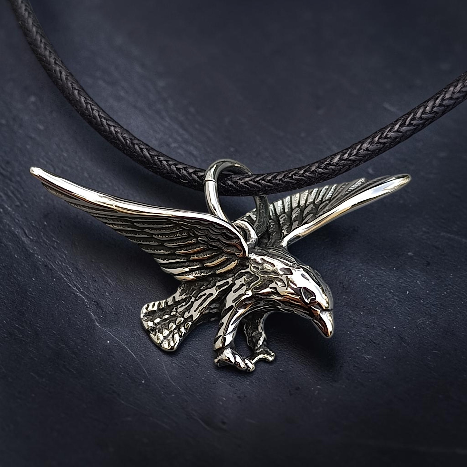 Anhänger Adler im Flug mit fein graviertem Gefieder