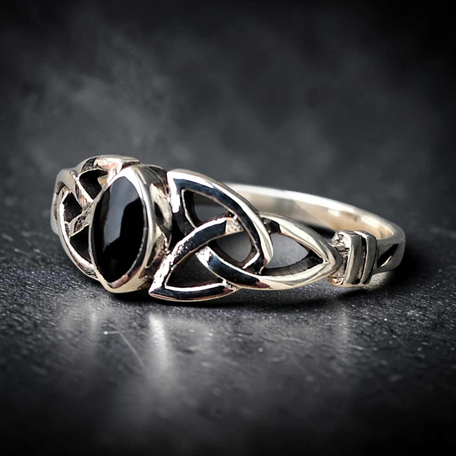 Ring Fine Celtic aus 925 Sterling Silber mit schwarzem Onyx auf dunklem Grund