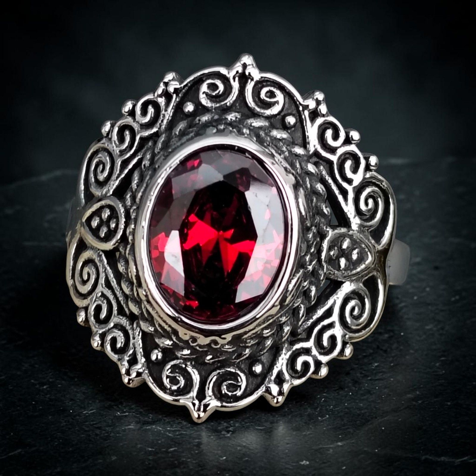 Ring Red Ornament aus Edelstahl, silberfarben mit rotem Zirkonia