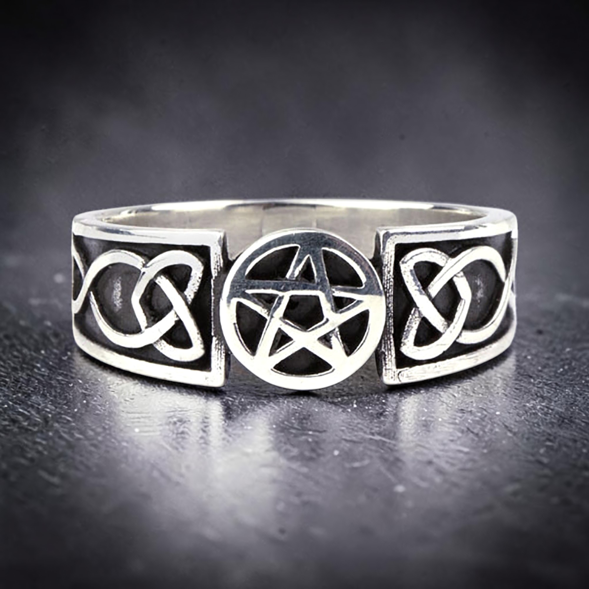 Pentagramm-Ring aus 925 Sterling Silber frontal mit zwei dunkel abgesetzten Knotenfeldern