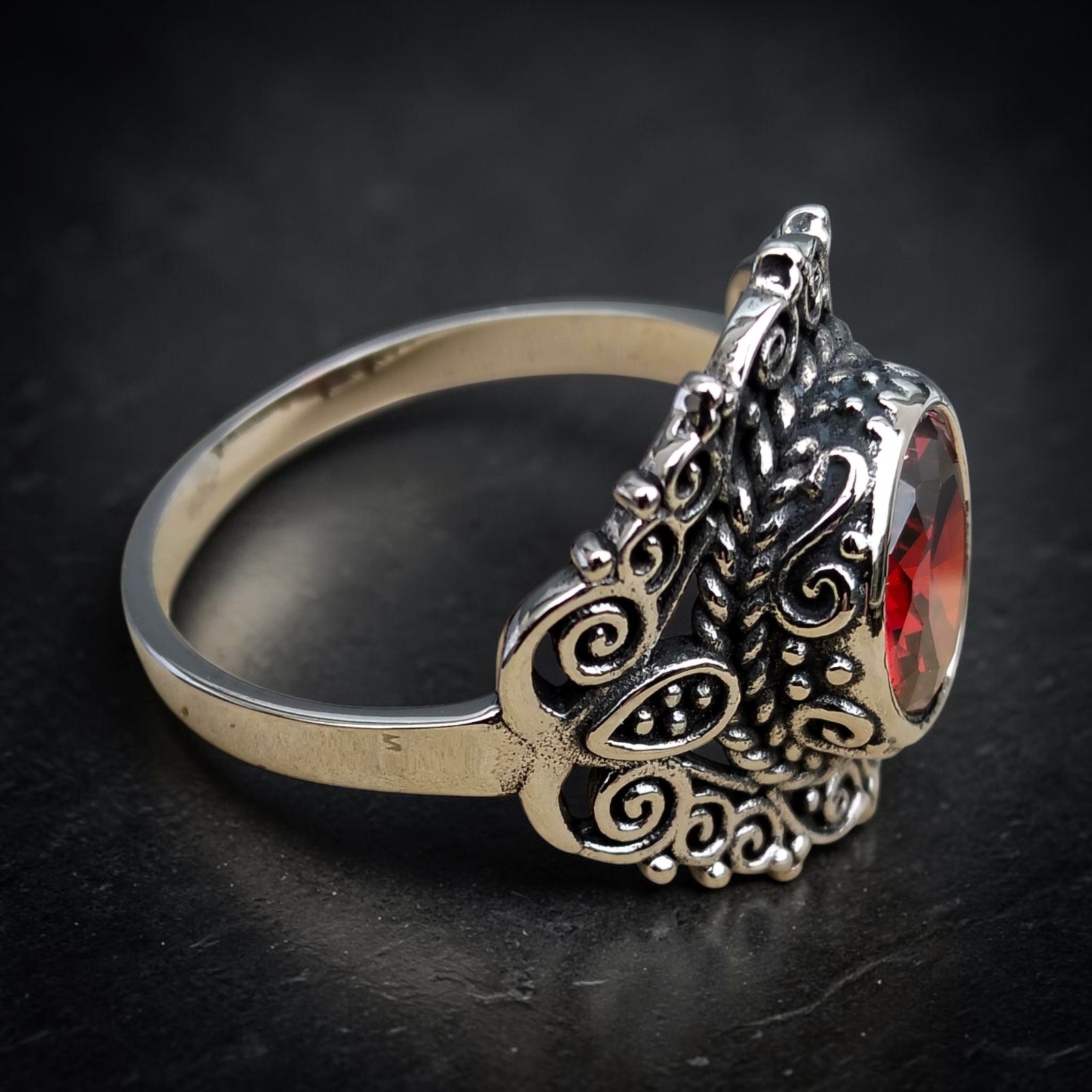 Ring Red Ornament aus Edelstahl, silberfarben mit rotem Zirkonia