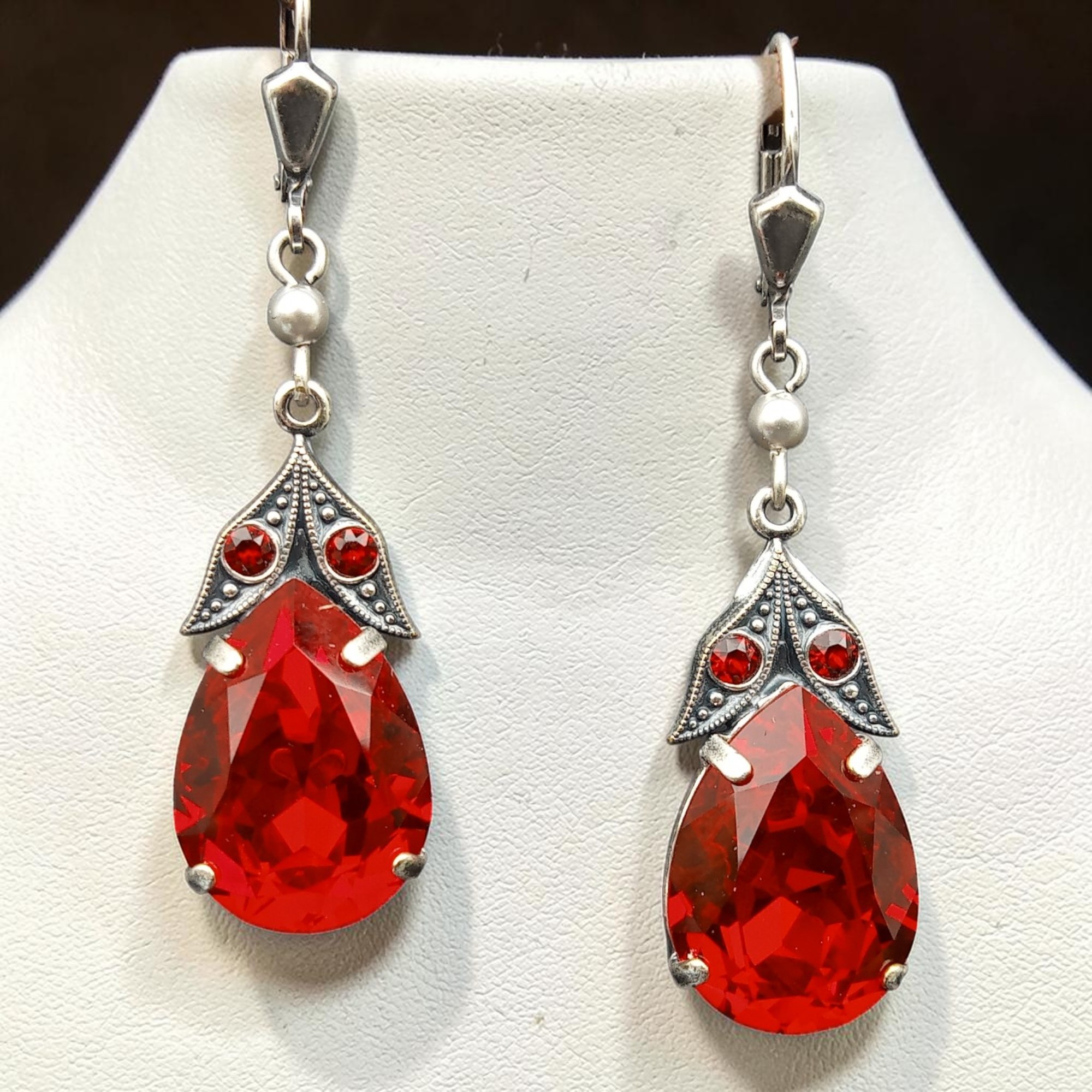 Rote Ohrringe Silber Tropfen Vintage – Barock Blüte mit Kristallglas, Frontalansicht