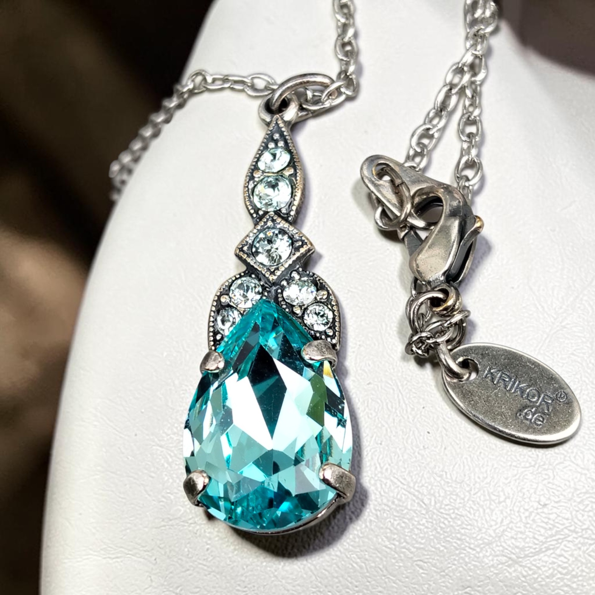 Facettierter Tropfen in Aquamarine in Krappenfassung