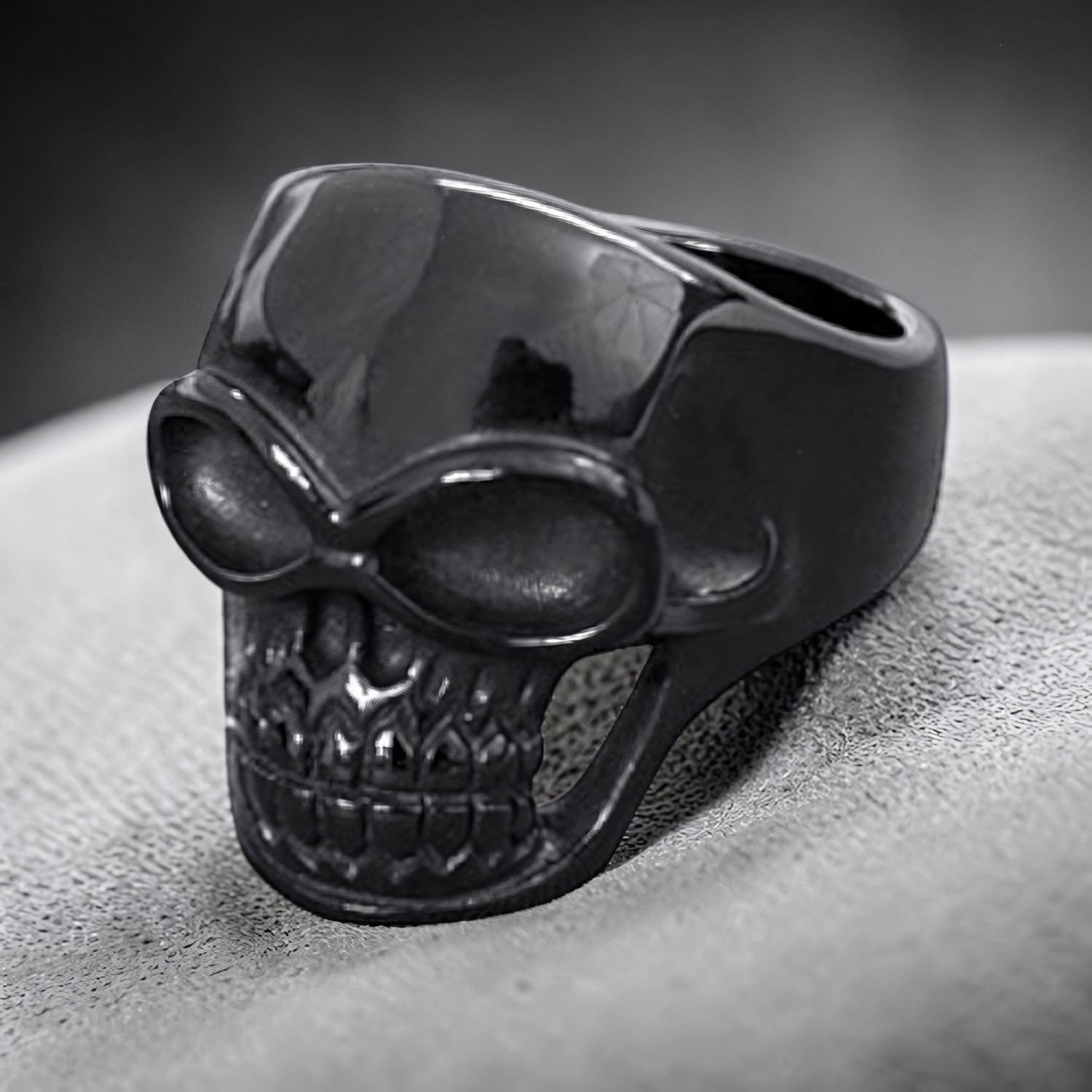Ring Black Skull aus Edelstahl – Toms-Silver Schmuck