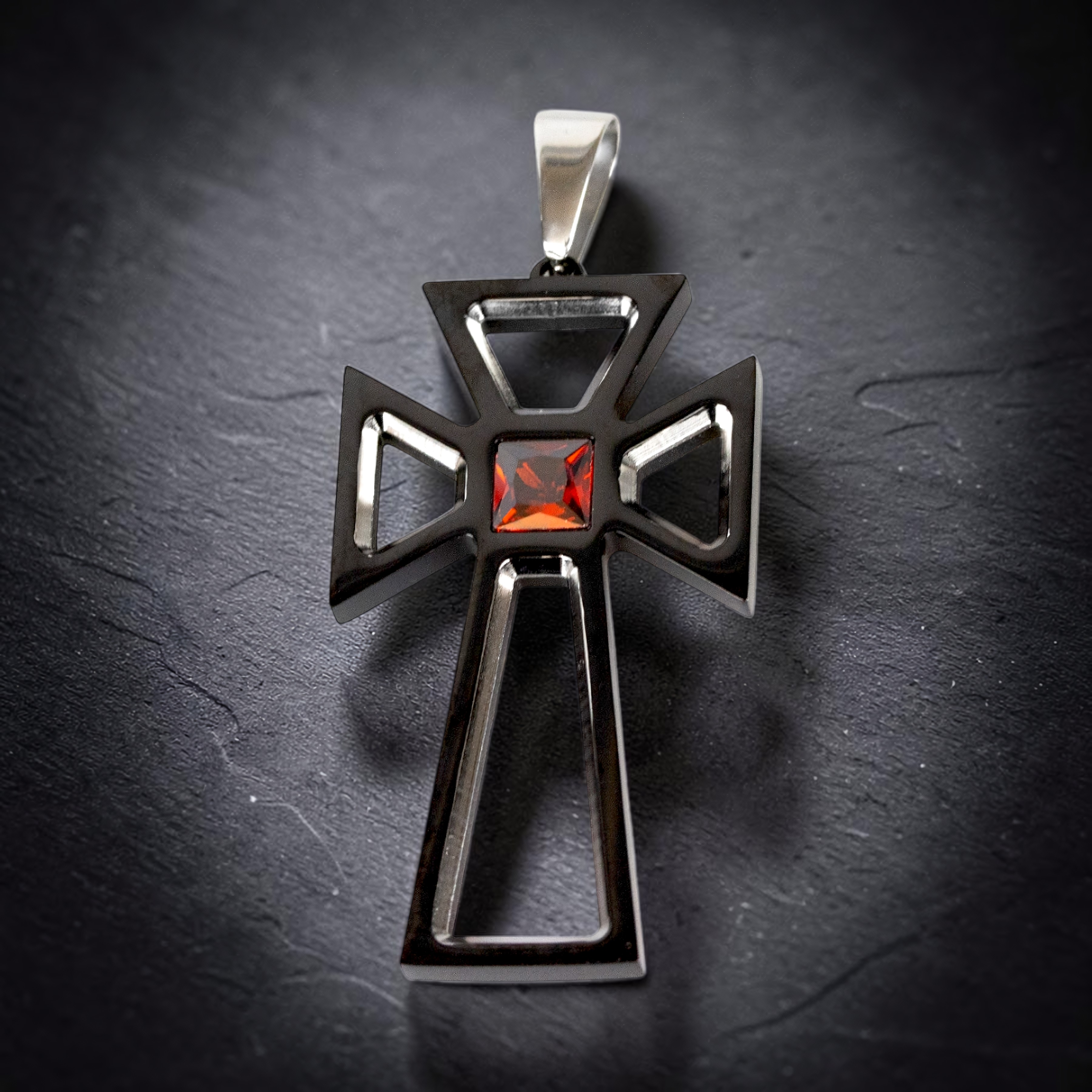 Schwarzes durchbrochenes Kreuz aus Edelstahl mit rotem Zirkonia