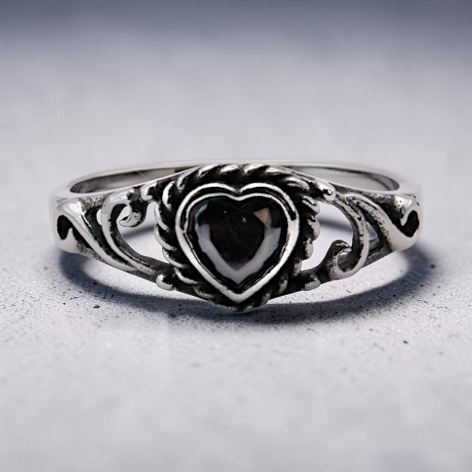 Ring Black Heart aus Edelstahl – Toms-Silver Schmuck