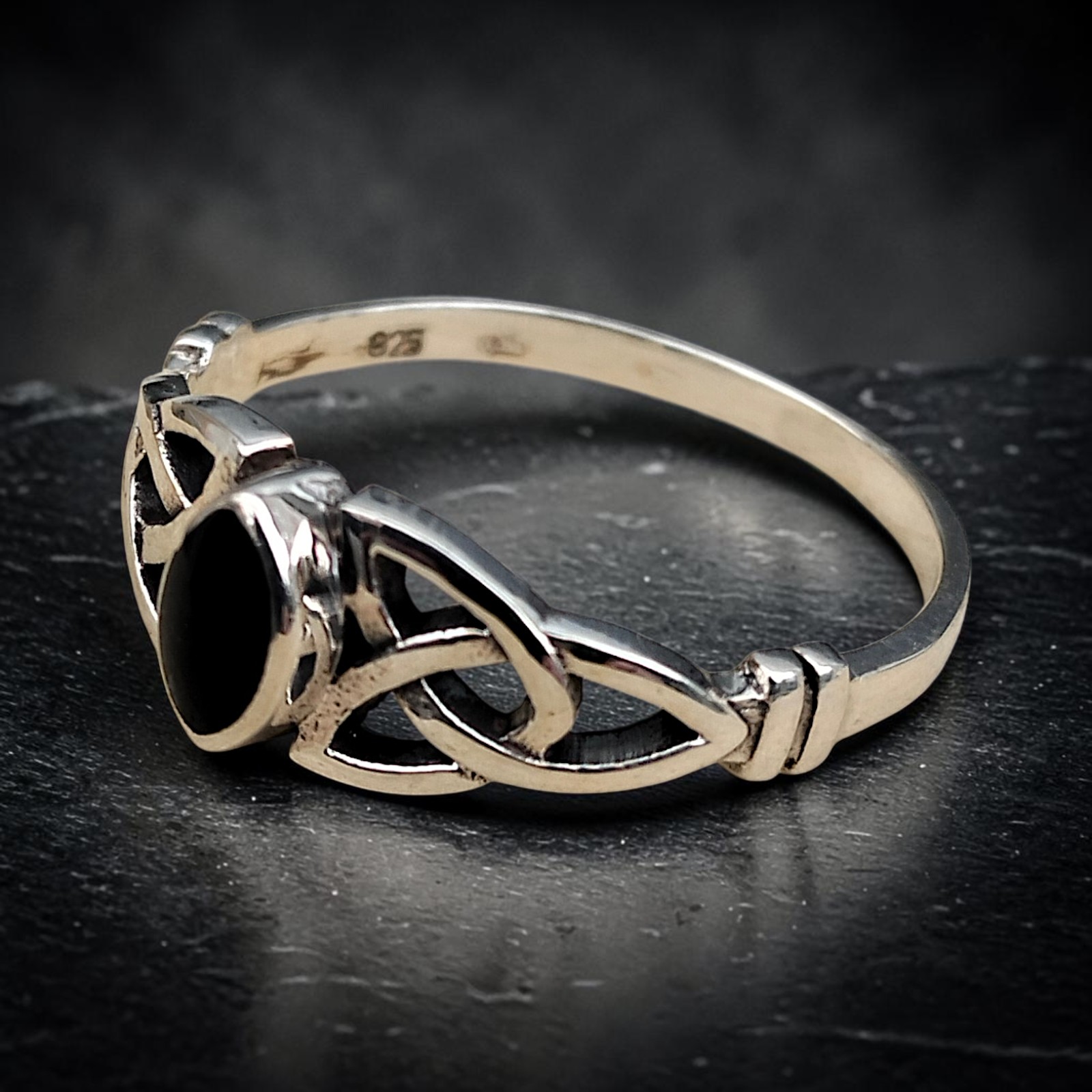 Ring Fine Celtic aus Sterling Silber mit schwarzem Onyx von der Seite