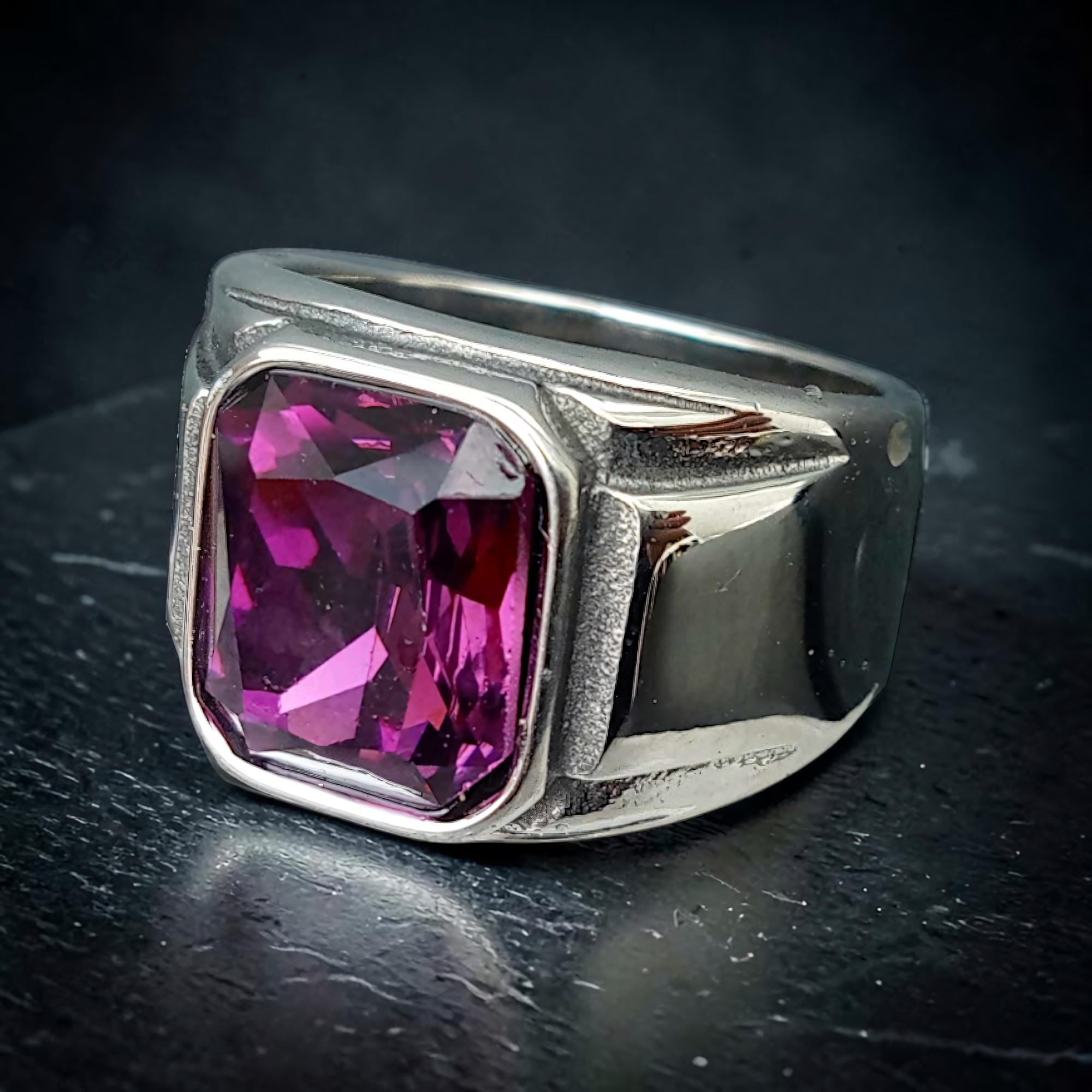 Lila Zirkonia-Ring aus Edelstahl schräg, abgestufte Schulter